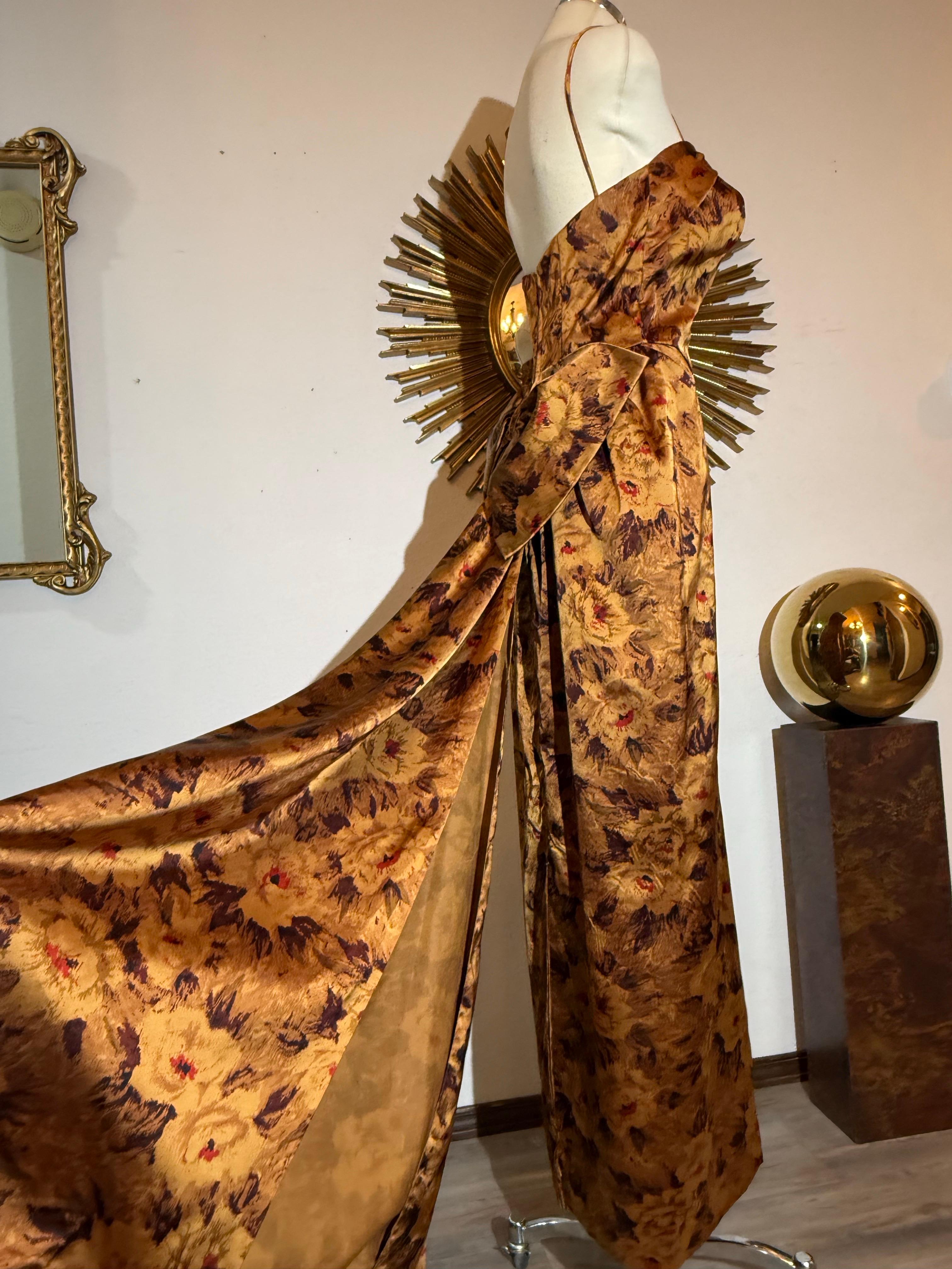 Abito in raso con stampa floreale di Kaye Selig del 1950 con busto arricciato e strascico in vendita 5