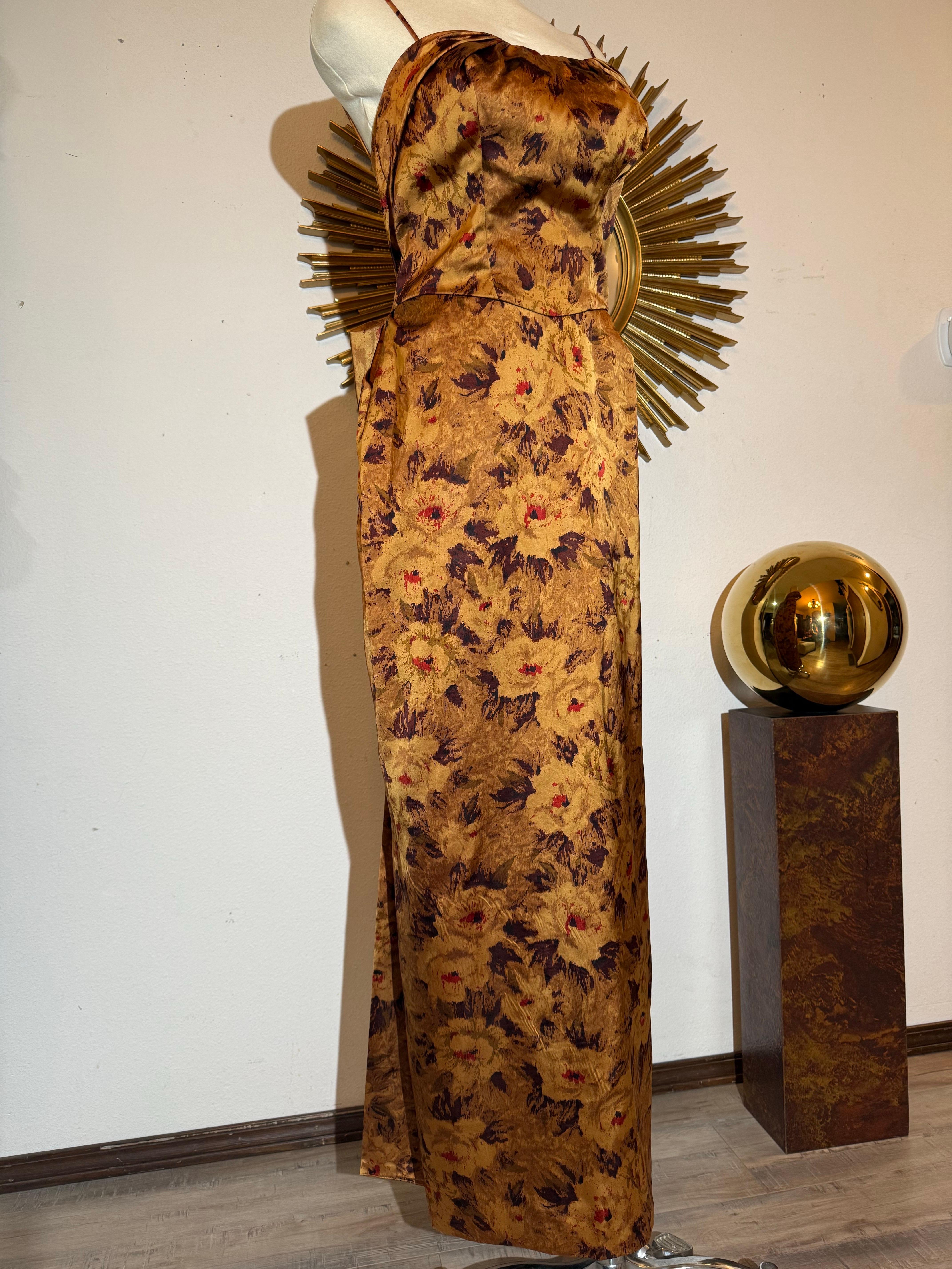 Abito in raso con stampa floreale di Kaye Selig del 1950 con busto arricciato e strascico in vendita 7