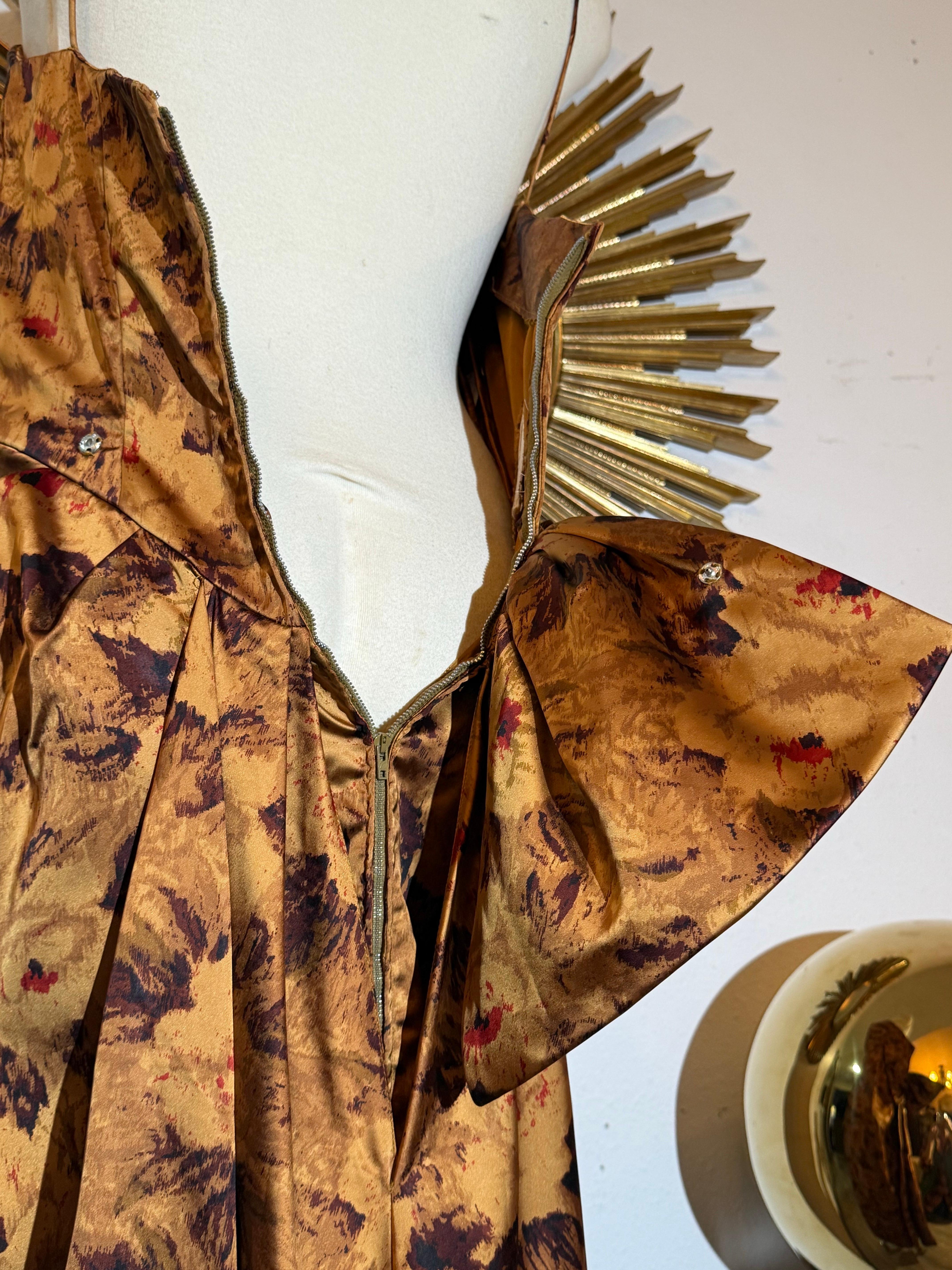 Abito in raso con stampa floreale di Kaye Selig del 1950 con busto arricciato e strascico in vendita 12