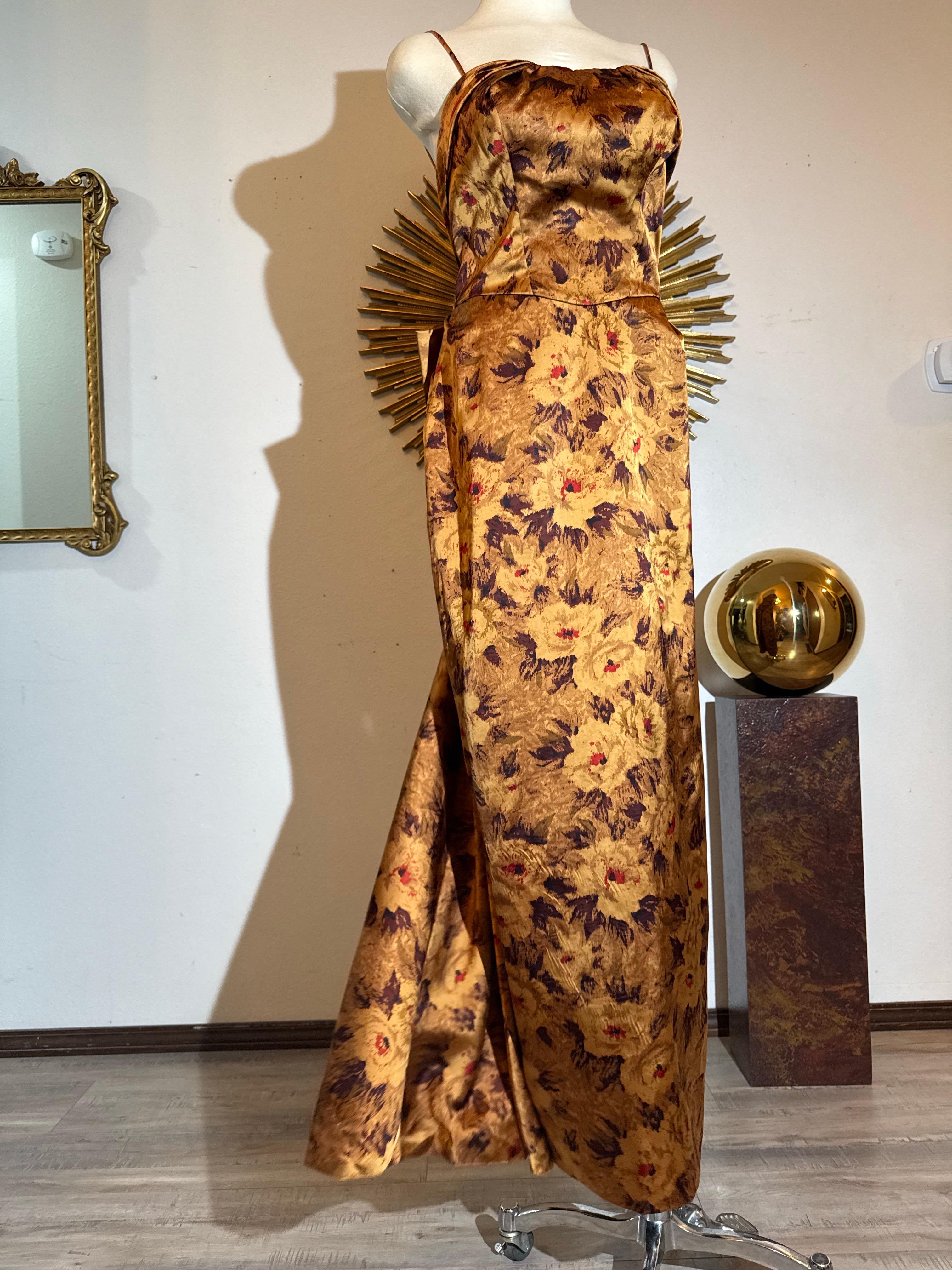 Marrone Abito in raso con stampa floreale di Kaye Selig del 1950 con busto arricciato e strascico in vendita