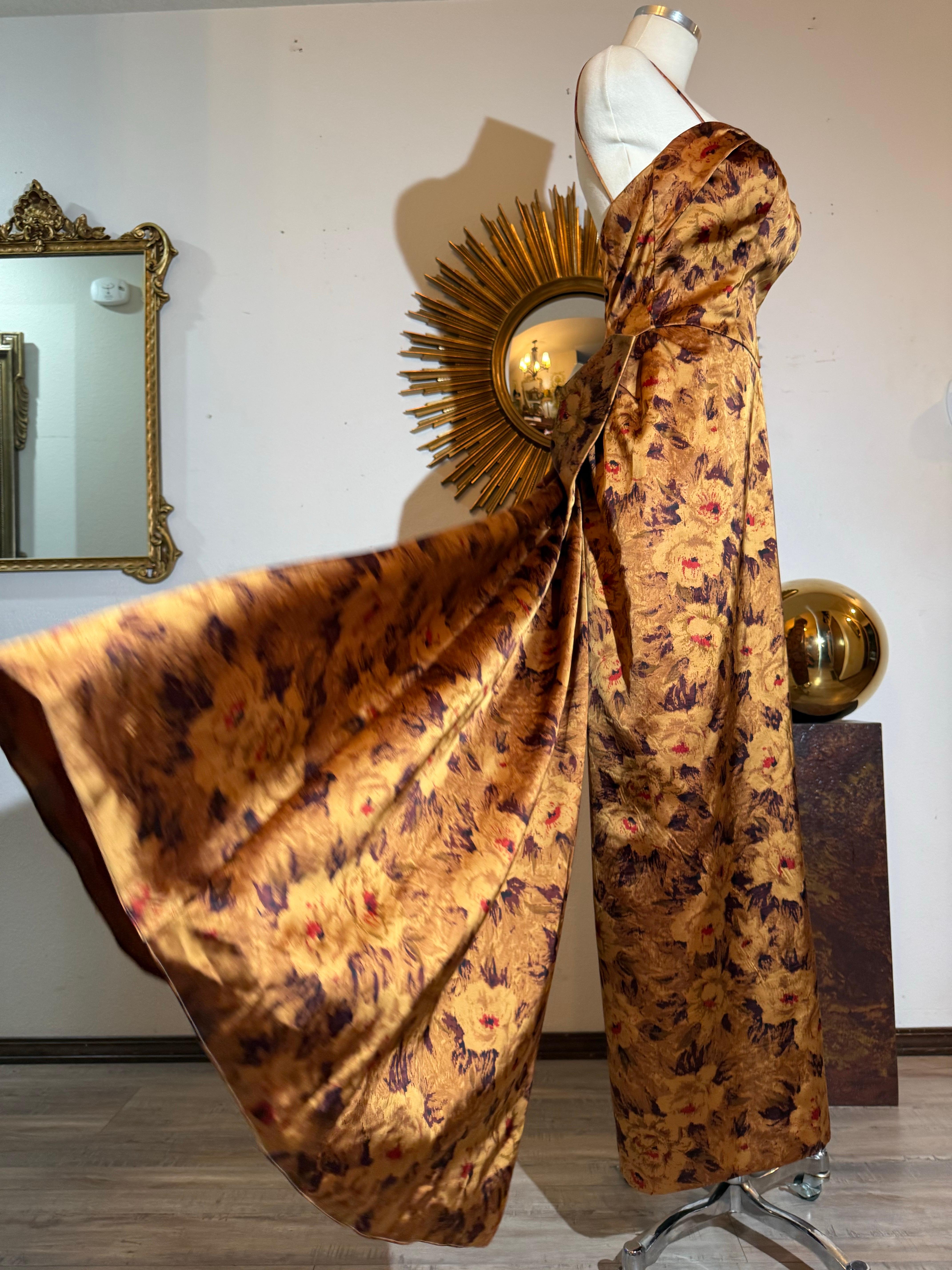 Donna Abito in raso con stampa floreale di Kaye Selig del 1950 con busto arricciato e strascico in vendita