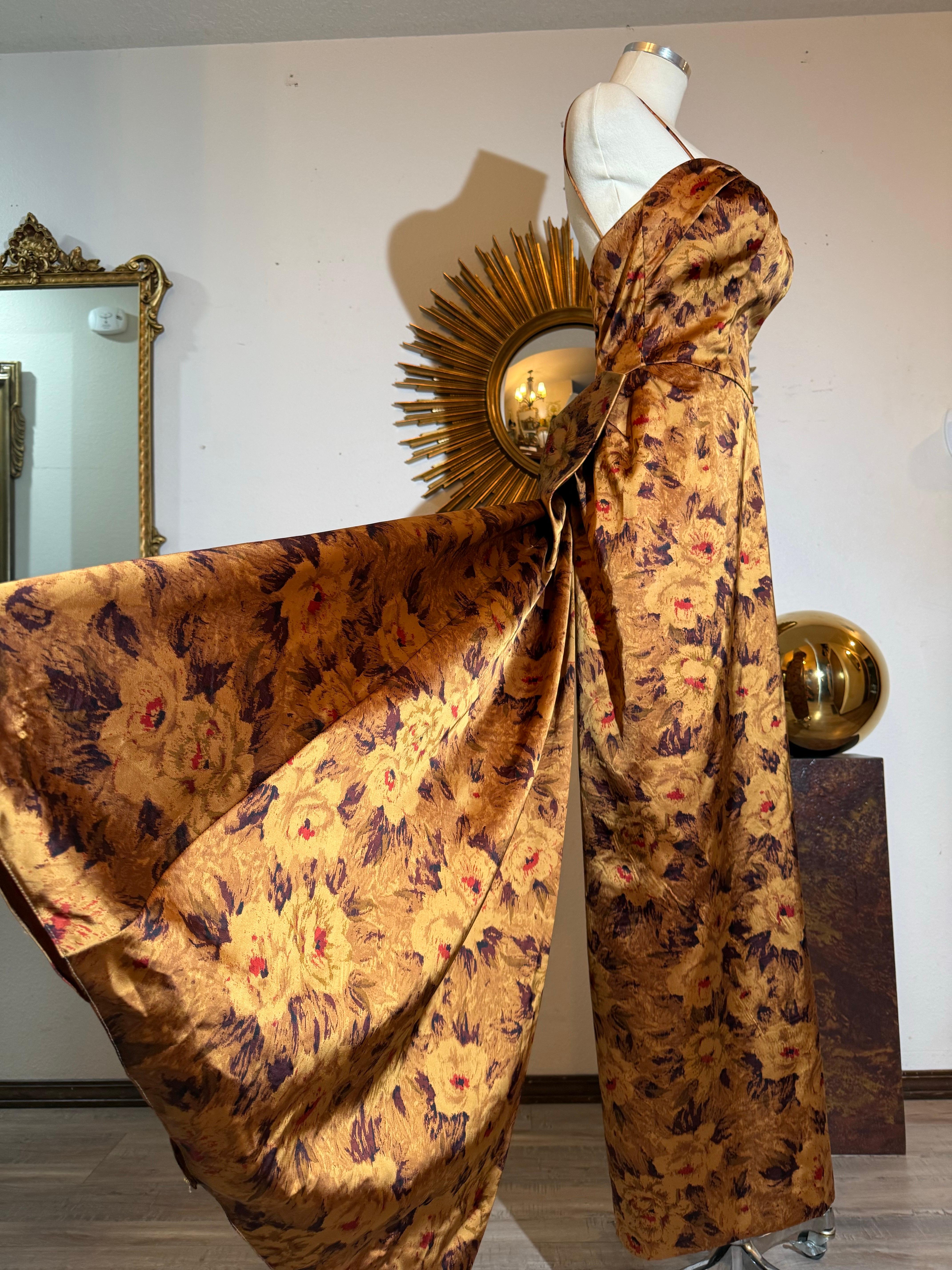 Abito in raso con stampa floreale di Kaye Selig del 1950 con busto arricciato e strascico in vendita 1