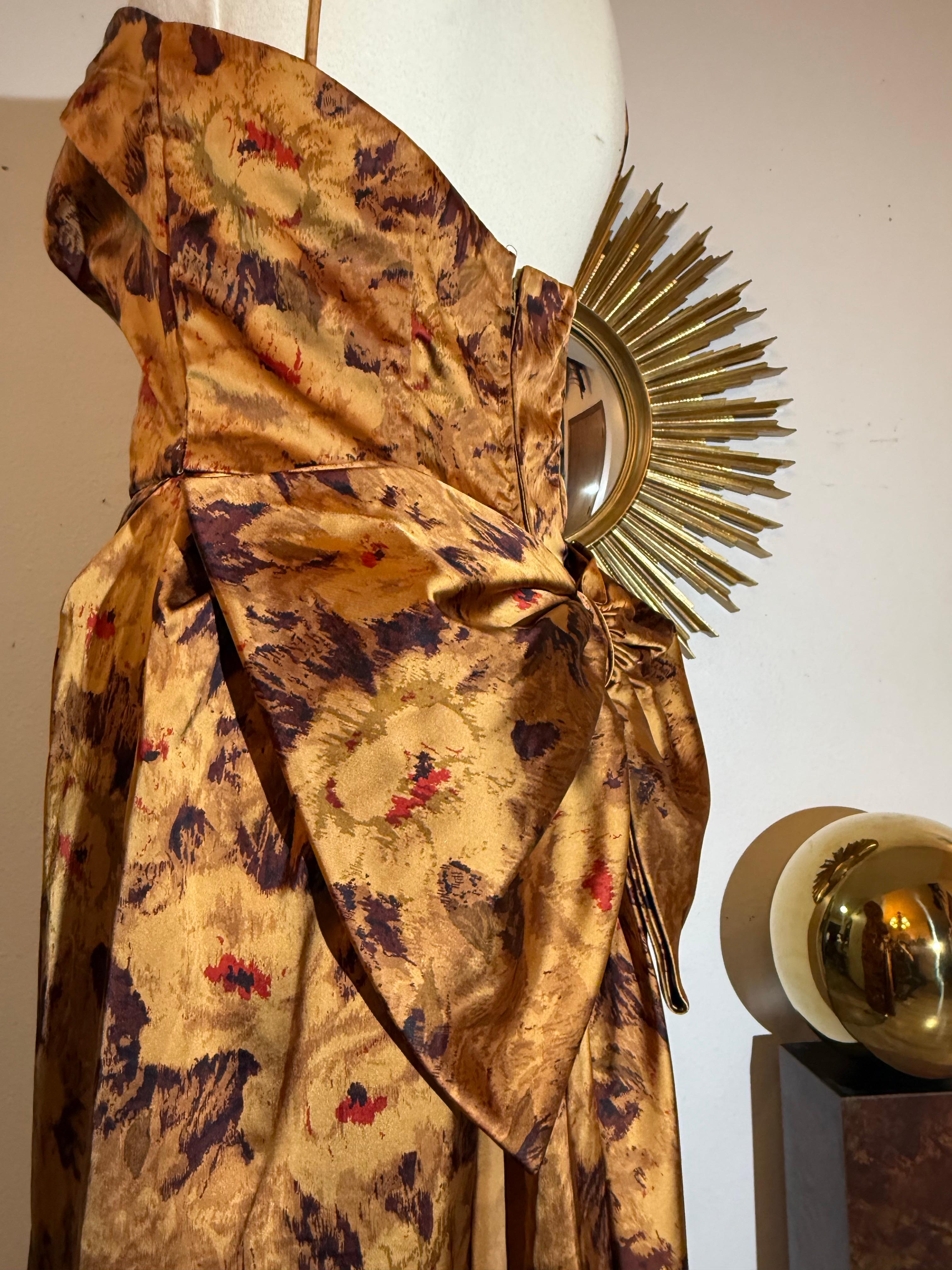 Abito in raso con stampa floreale di Kaye Selig del 1950 con busto arricciato e strascico in vendita 2