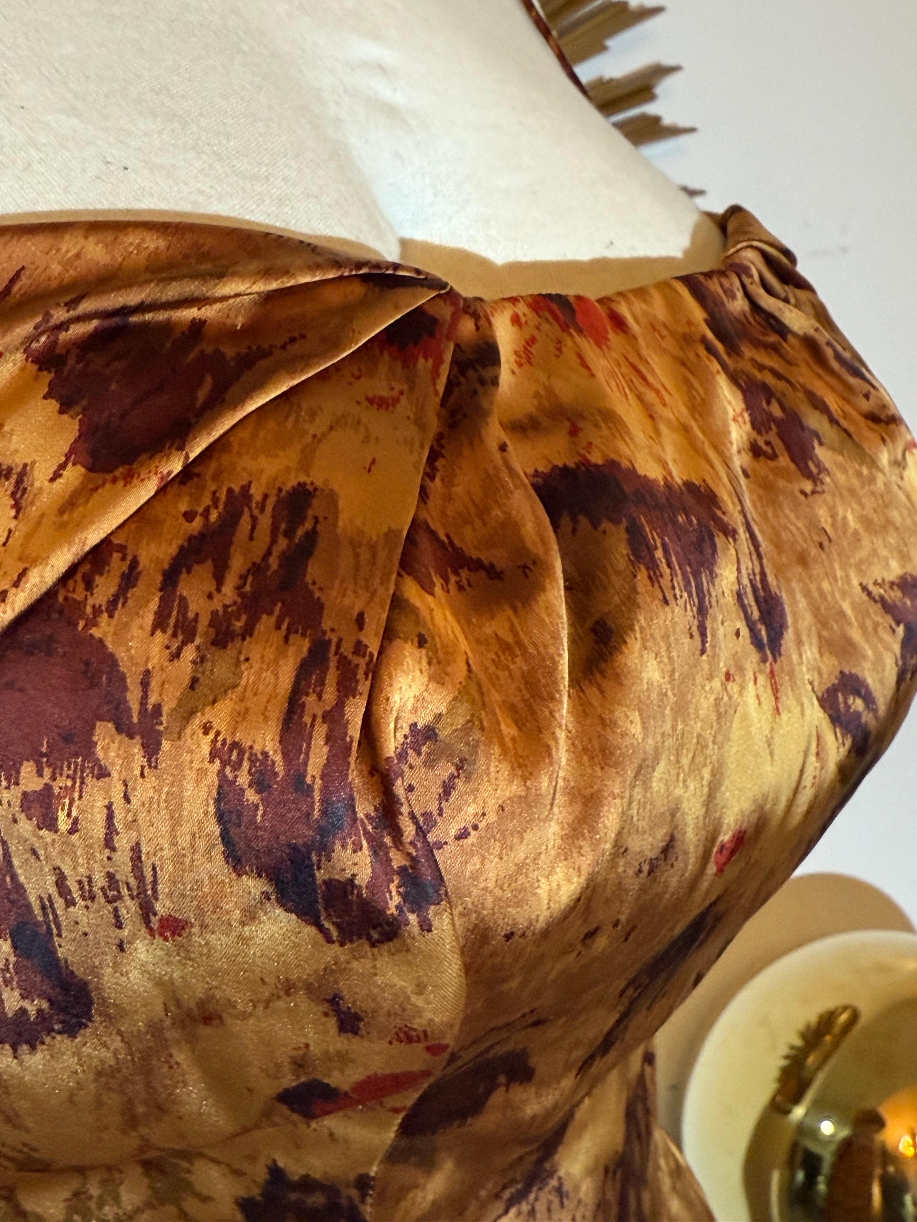 Abito in raso con stampa floreale di Kaye Selig del 1950 con busto arricciato e strascico in vendita 3