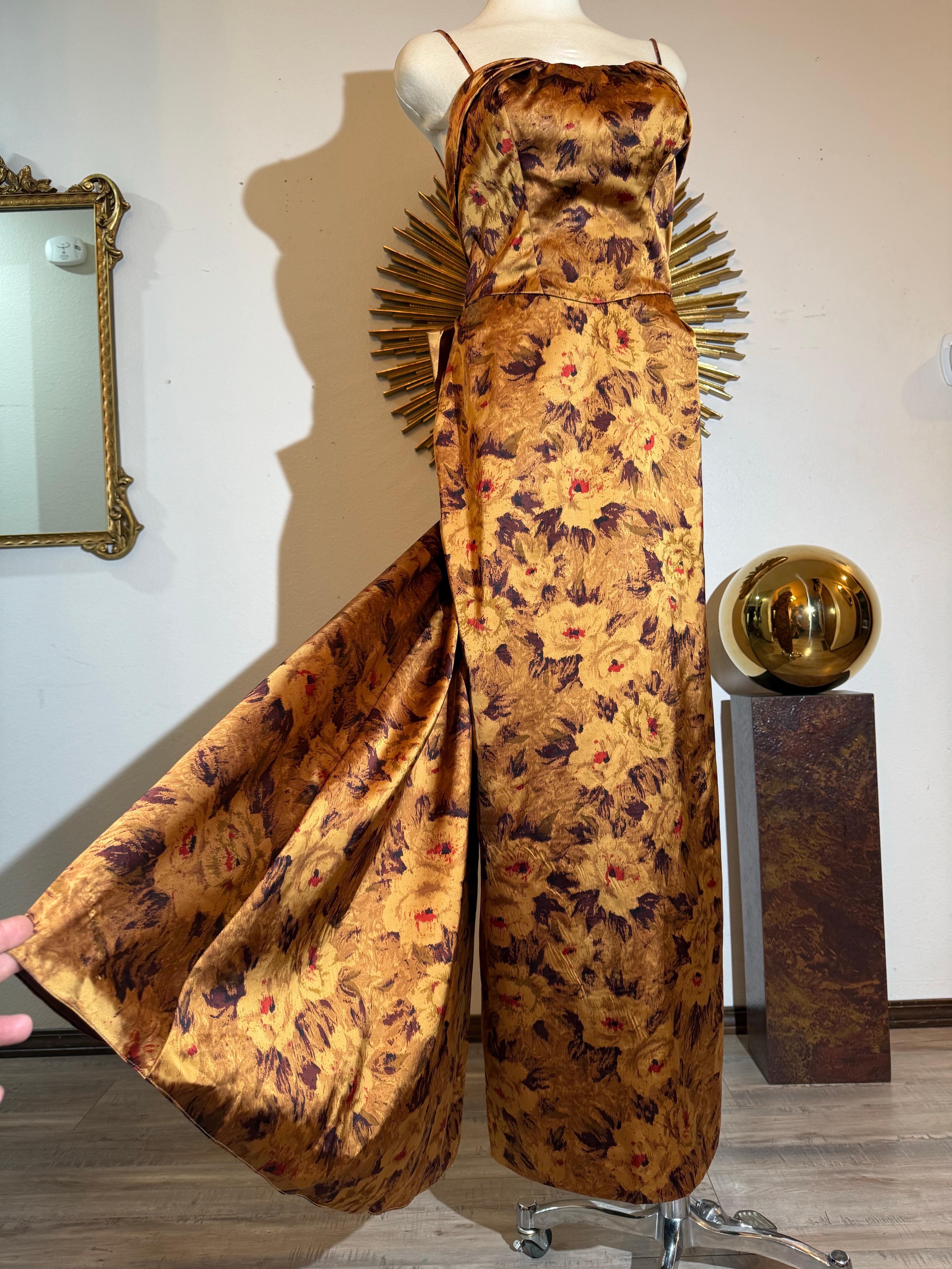 Abito in raso con stampa floreale di Kaye Selig del 1950 con busto arricciato e strascico in vendita 4