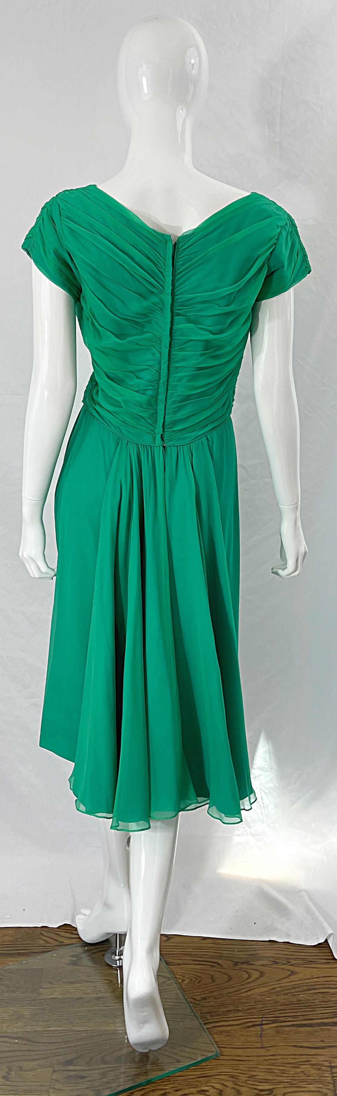 1950er Kelly Grünes Demi Couture Seiden-Chiffon-Kleid mit kurzen Ärmeln aus den 50ern im Angebot 7