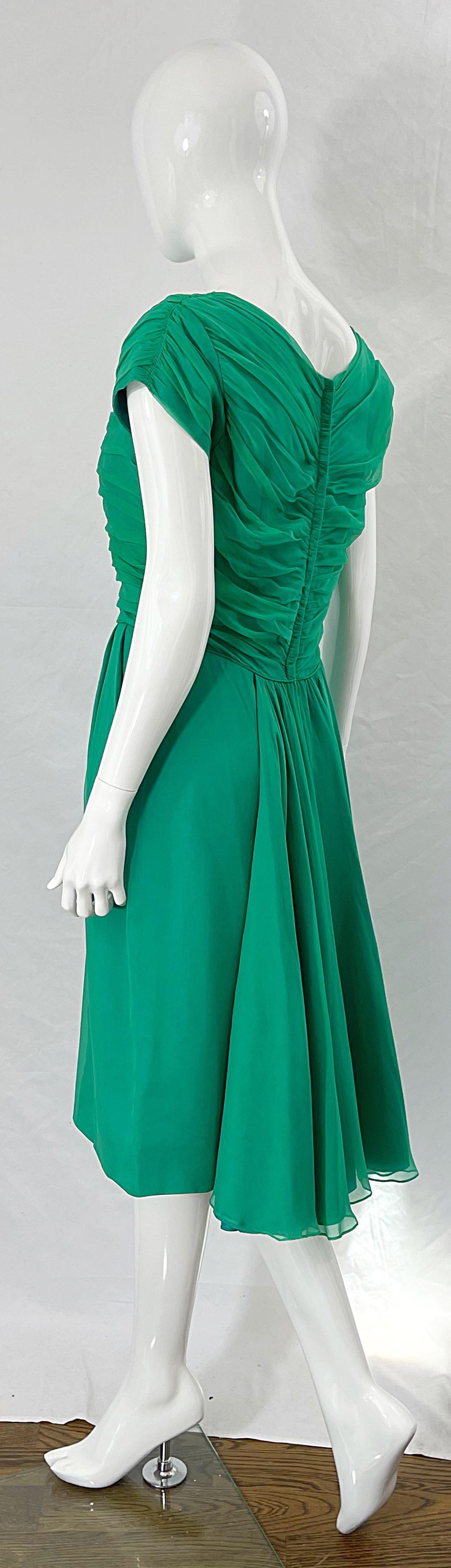 1950er Kelly Grünes Demi Couture Seiden-Chiffon-Kleid mit kurzen Ärmeln aus den 50ern im Zustand „Hervorragend“ im Angebot in San Diego, CA