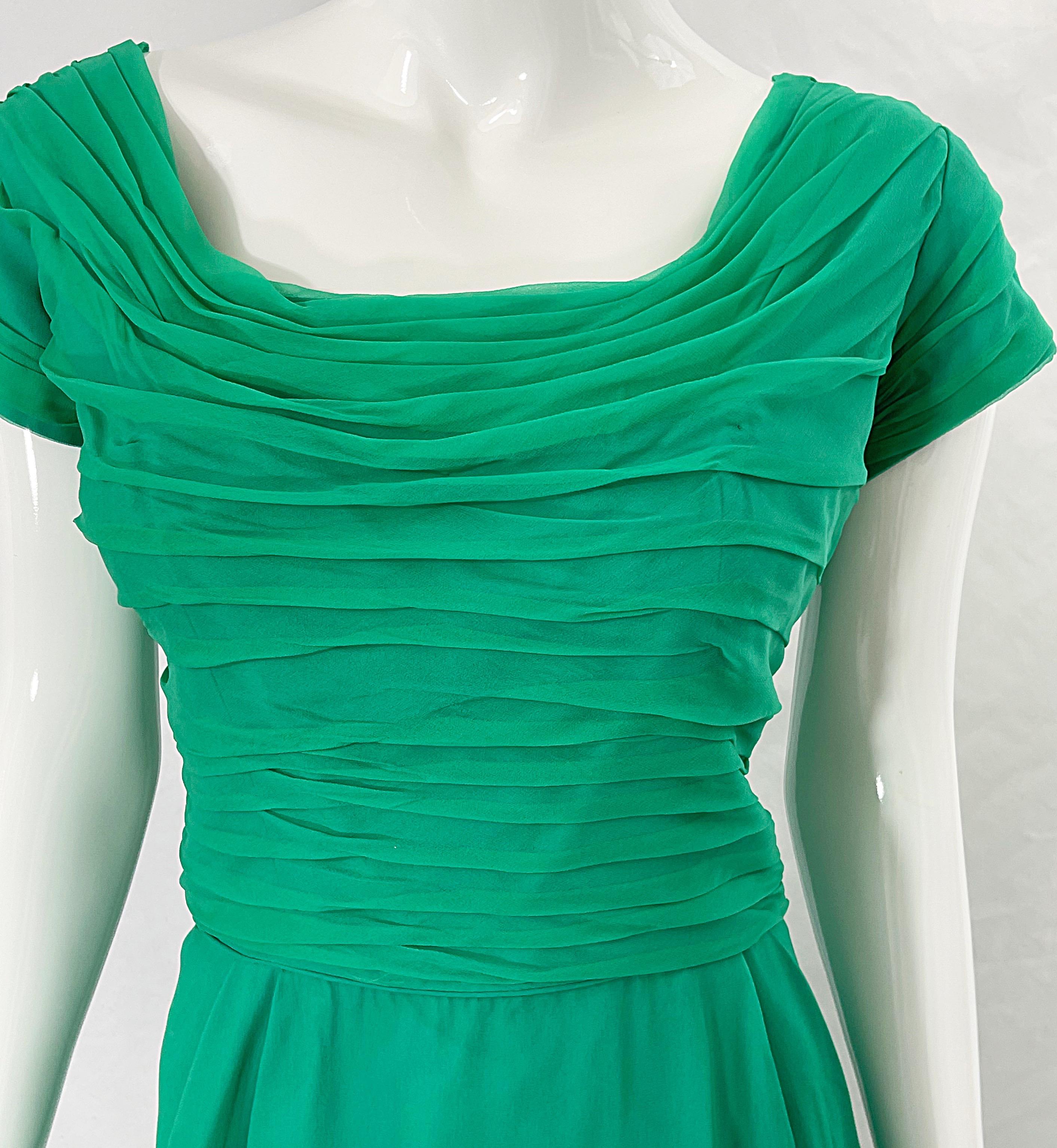 1950er Kelly Grünes Demi Couture Seiden-Chiffon-Kleid mit kurzen Ärmeln aus den 50ern Damen im Angebot