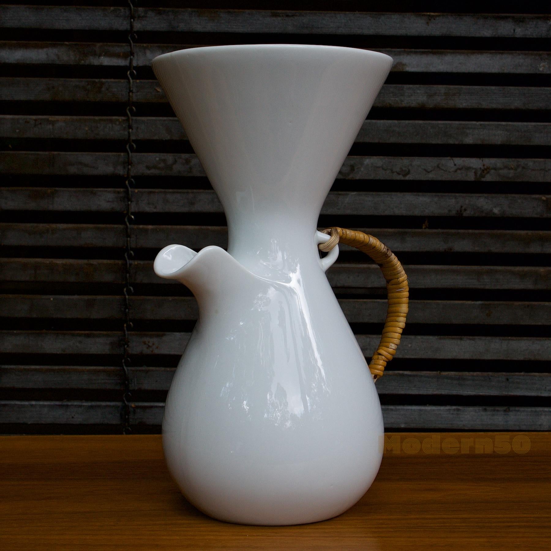 1950er Kenji Fujita für Tackett Associates Wasserkrug-Vase mit Rohrgriff, 1950er Jahre (Moderne der Mitte des Jahrhunderts) im Angebot