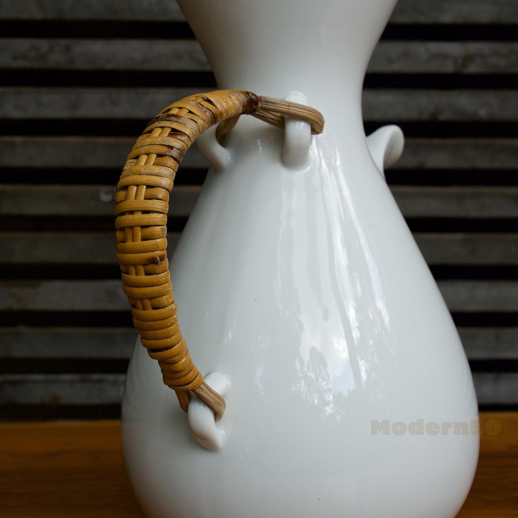 1950er Kenji Fujita für Tackett Associates Wasserkrug-Vase mit Rohrgriff, 1950er Jahre (Porzellan) im Angebot