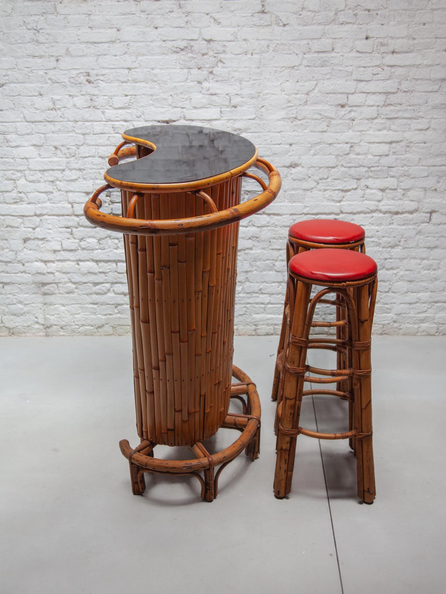 1950s Kidney Shaped Midcentury Rattan and Bamboo Tiki Bar with Two Stools In Good Condition In Antwerp, BE