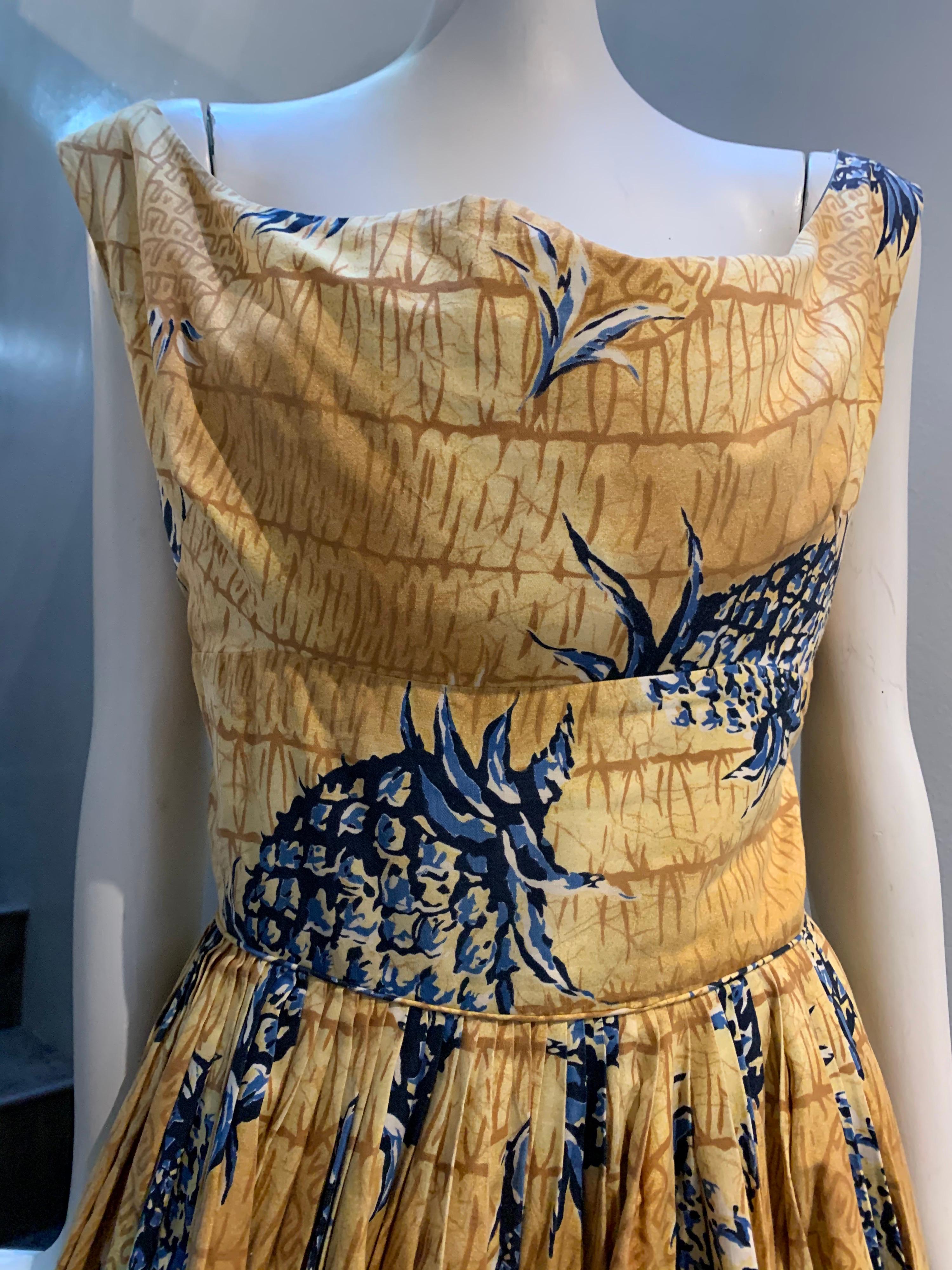 1950er Jahre Kiilani - Honolulu Goldenes Baumwoll-Sonnenkleid mit blauem und schwarzem Ananasdruck im Angebot 9