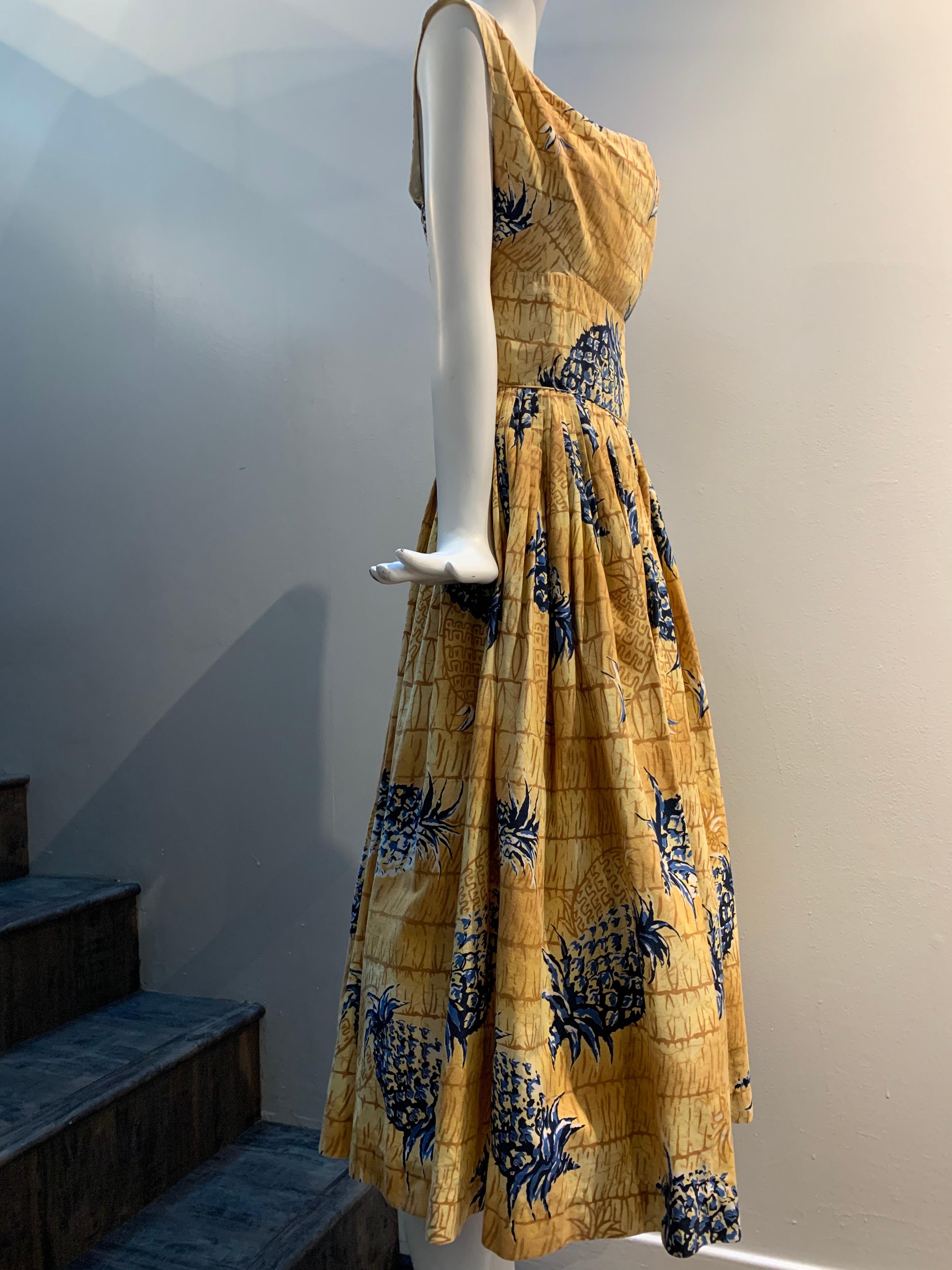 1950er Jahre Kiilani - Honolulu Goldenes Baumwoll-Sonnenkleid mit blauem und schwarzem Ananasdruck im Angebot 1
