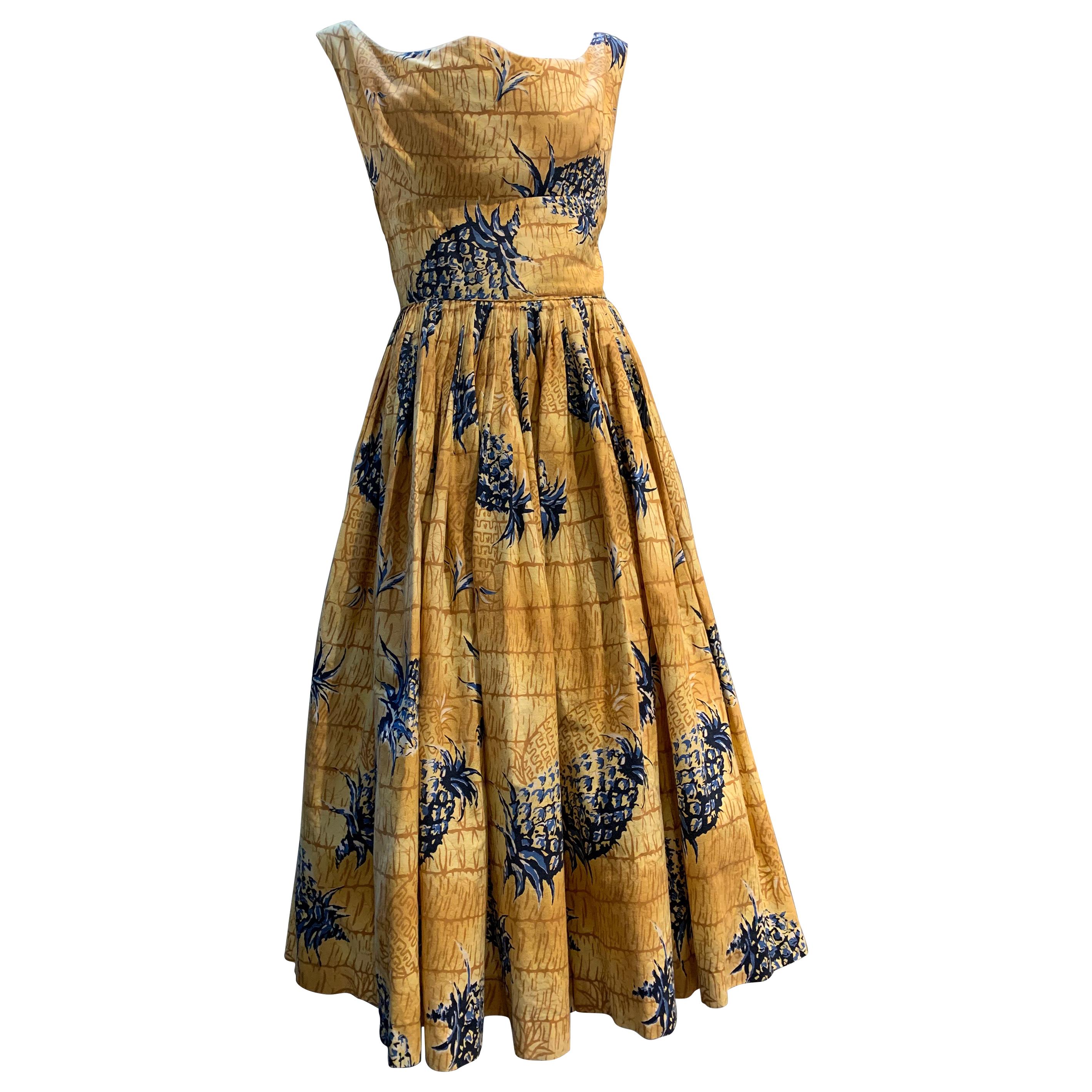 1950er Jahre Kiilani - Honolulu Goldenes Baumwoll-Sonnenkleid mit blauem und schwarzem Ananasdruck im Angebot