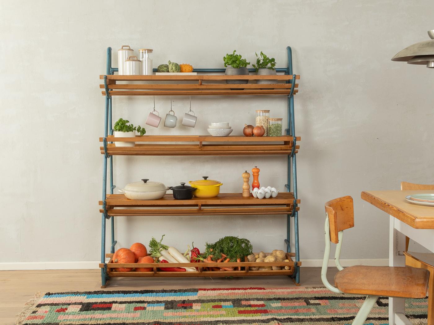 Etagère de cuisine unique fabriquée à partir d'une ancienne étagère de médecine-ball des années 1950. Cadre en fonte de haute qualité et plateaux en bois de pin et de hêtre massif.

Caractéristiques de qualité :
très bon travail
matériaux de haute
