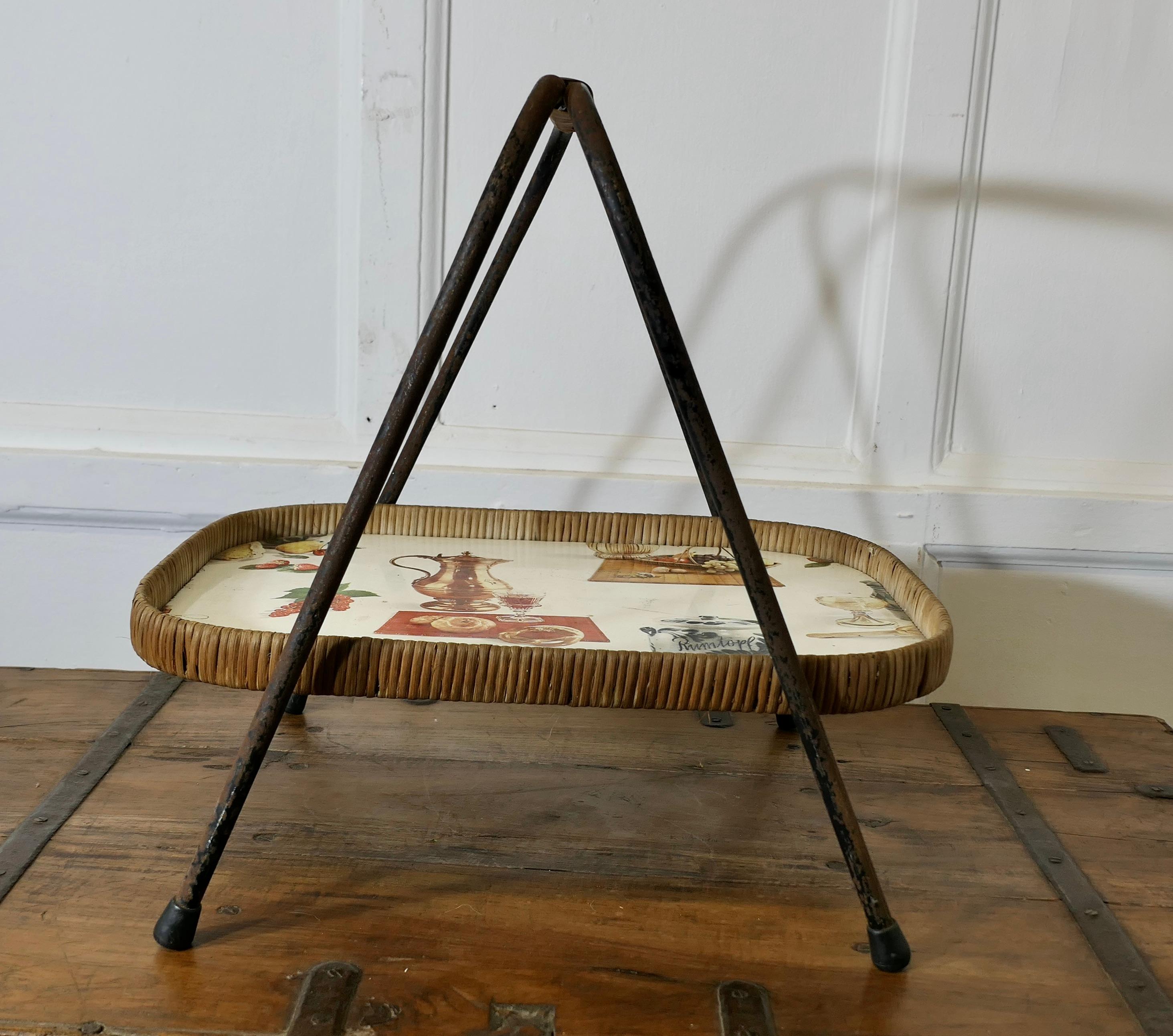 1950er Kitsch-Kuchenstand 

Ein robustes Stück, das gut genutzt wurde, der Stand os auf einem Metallrahmen mit Rattan Einfassung und herrlichen Kitsch Design auf der Kante mit all den Dingen Essen in der Mitte
ZX80