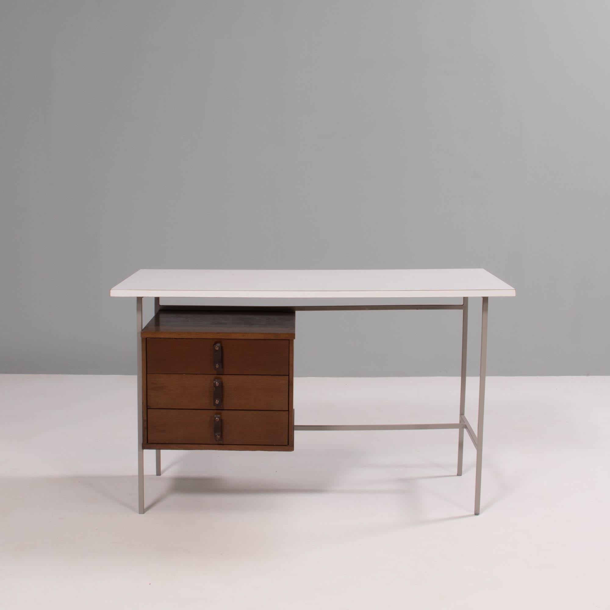 Conçu et fabriqué par Knoll & Drake, ce bureau des années 1950 est à la fois pratique et intemporel.

Construit avec des pieds en métal, le bureau est doté d'un plateau en Formica blanc et d'un seul caisson en bois de noyer.

Trois tiroirs