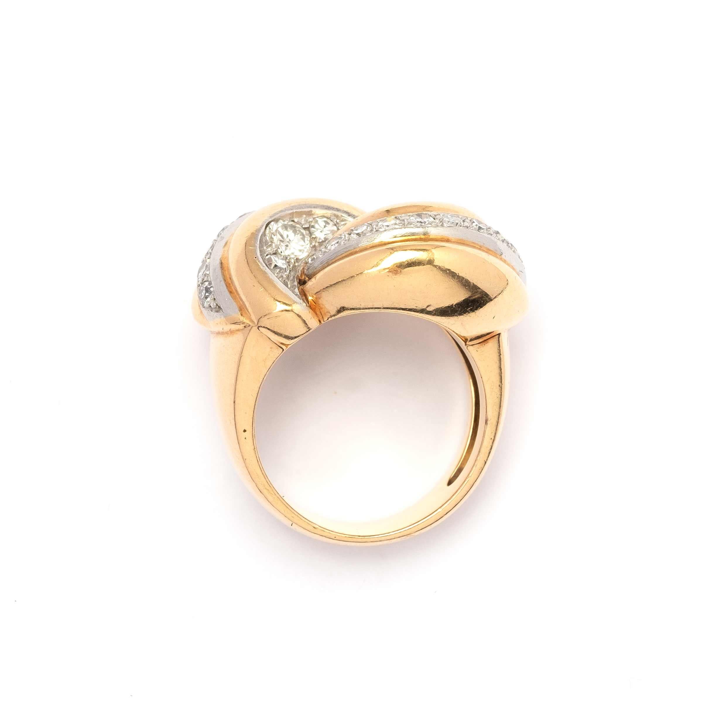 Anello a nodo degli anni '50, realizzato in oro giallo e bianco 18 ct, con un design audace ma raffinato. L'incastonatura è impreziosita da diamanti di taglio antico per un totale di circa 1,15 carati, che conferiscono al gioiello brillantezza e