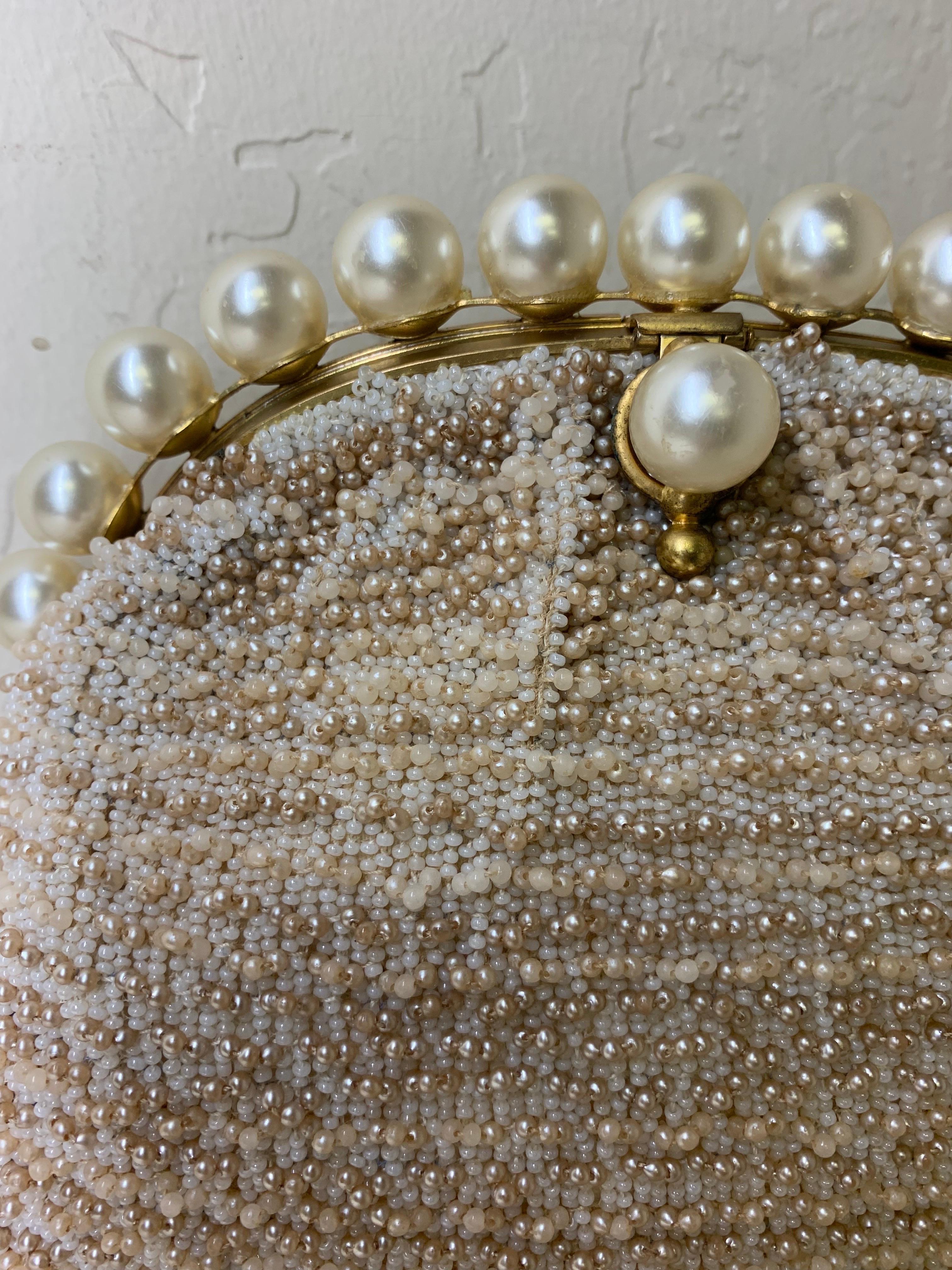 Koret Champagner Saatperlenbesetzte Abend Clutch mit Perlenbesatz mit Perlenbesatz Rahmen, 1950er Jahre (Grau) im Angebot