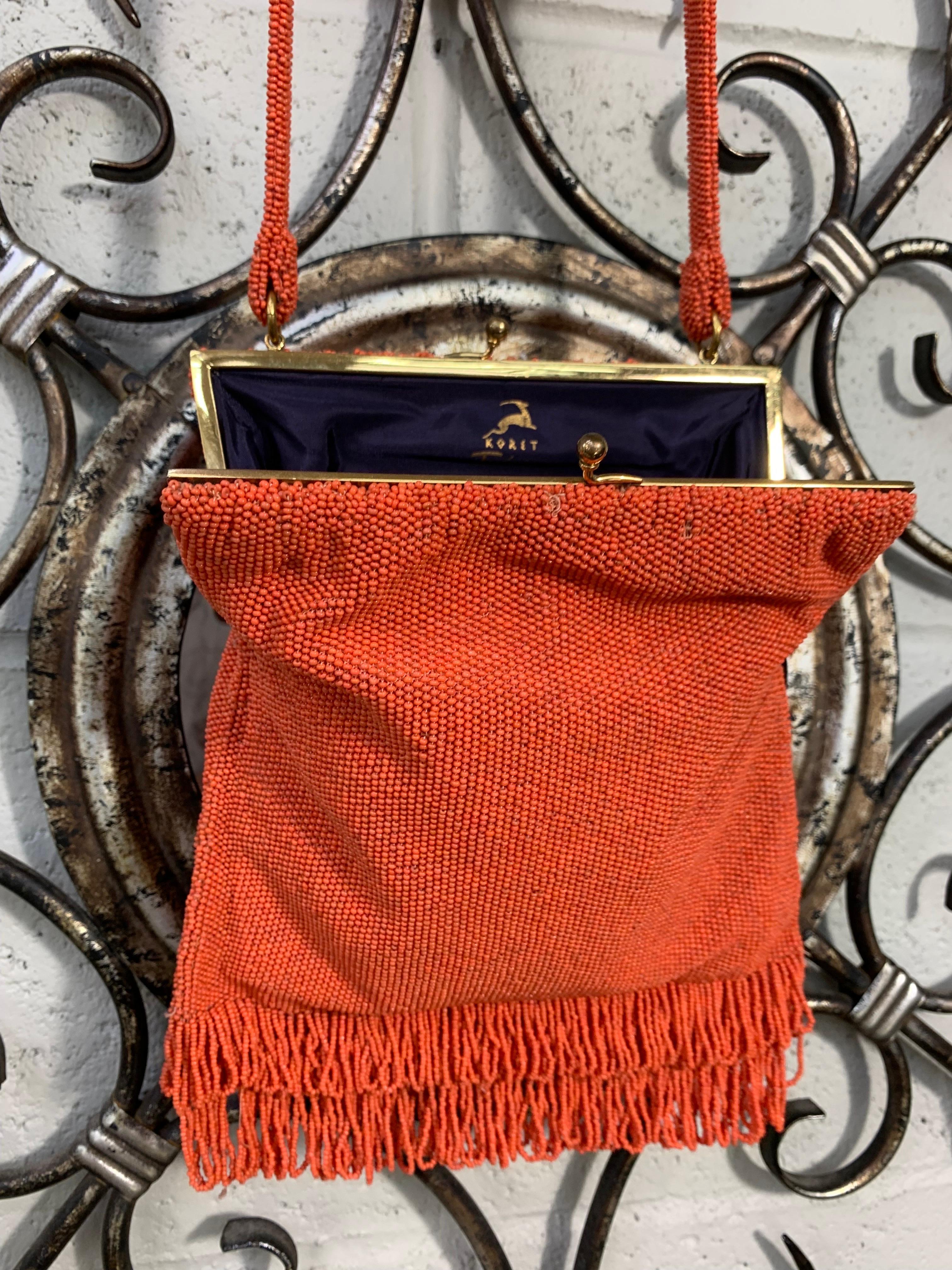 1950s Koret Coral Seed Beaded Handbag w Seed Bead Loop Fringed Bottom Pour femmes en vente