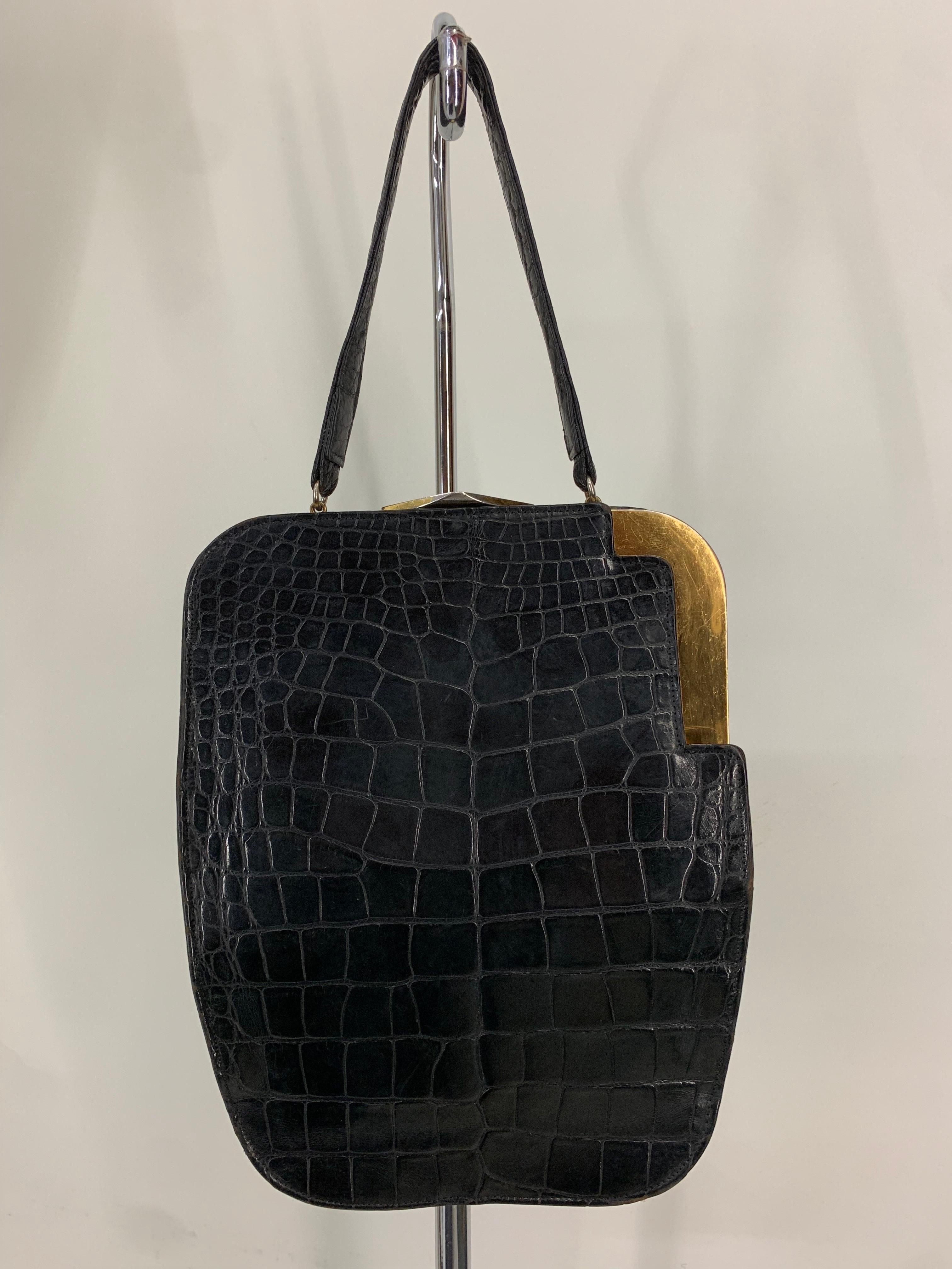 1950s Koret Genuine Black Alligator Handbag w Rare & Unusual Asymmetric Closure en vente 10