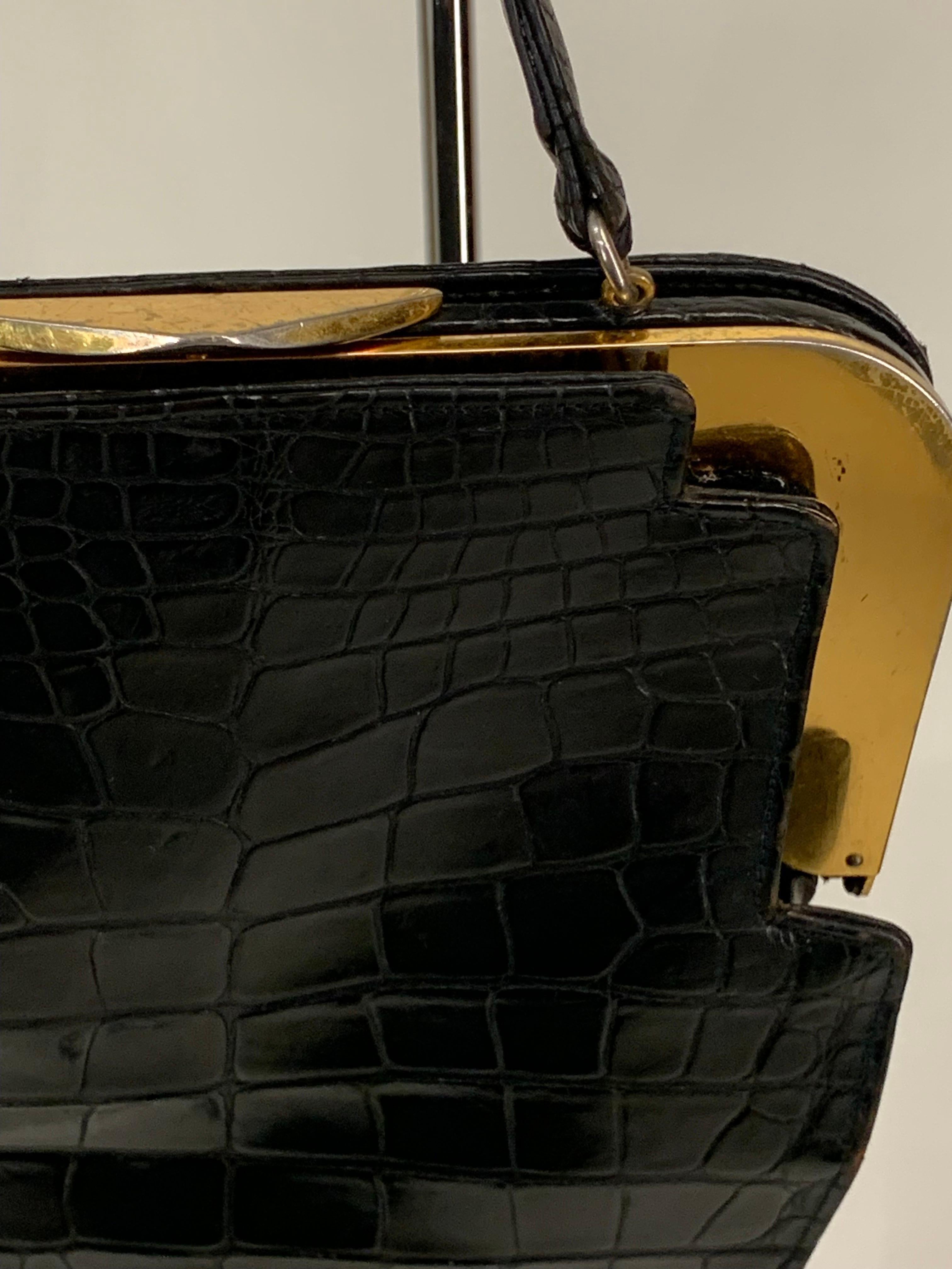 1950s Koret Genuine Black Alligator Handbag w Rare & Unusual Asymmetric Closure en vente 3