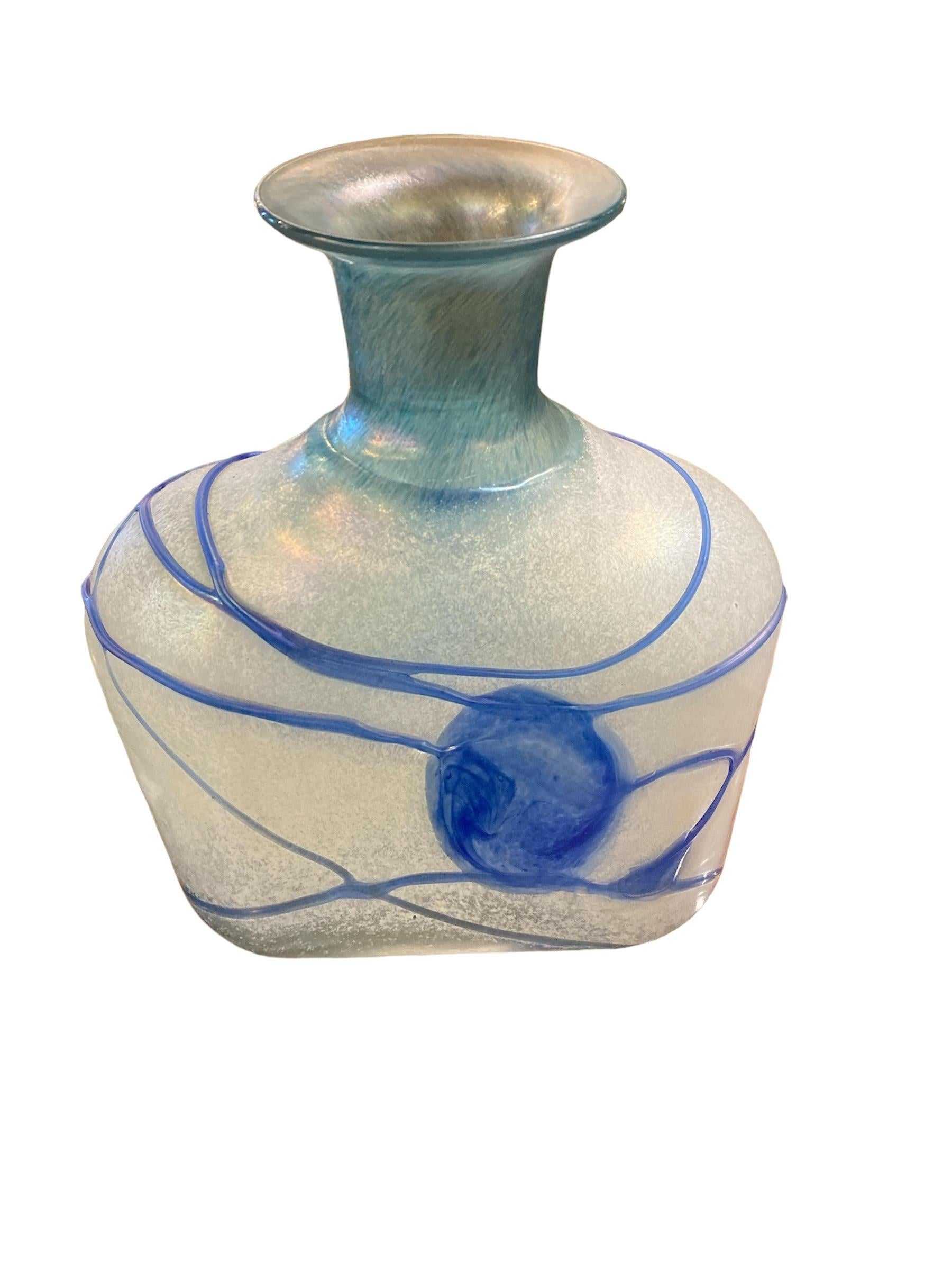 Suédois Vase à décanter en verre d'art bleu galaxie de Kosta Boda des années 1950 en vente