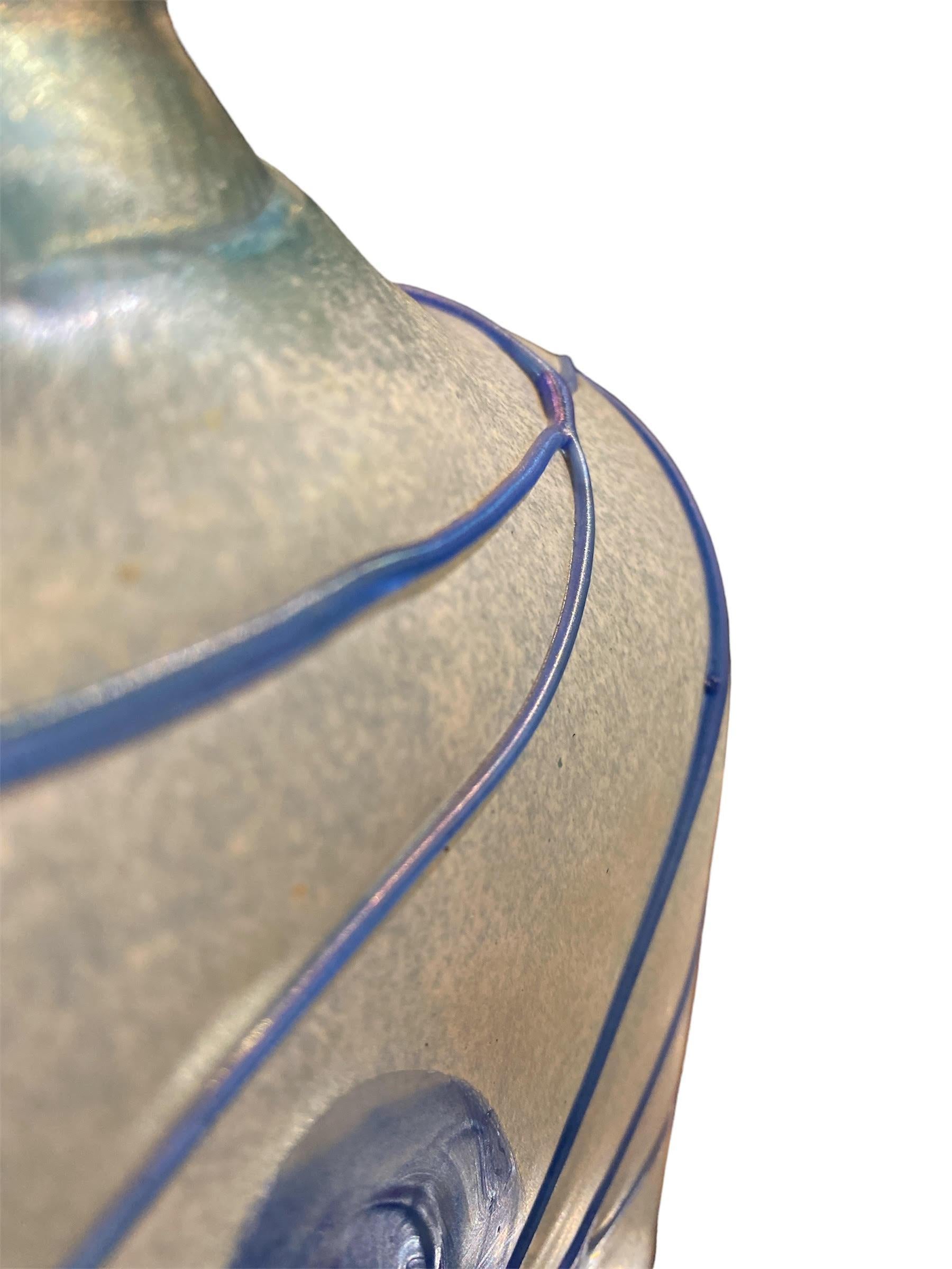 Vase à décanter en verre d'art bleu galaxie de Kosta Boda des années 1950 Bon état - En vente à Pasadena, CA