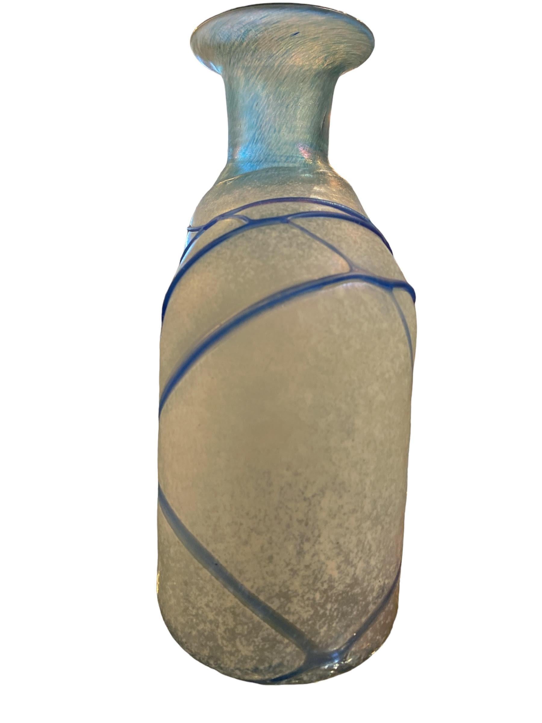 20ième siècle Vase à décanter en verre d'art bleu galaxie de Kosta Boda des années 1950 en vente