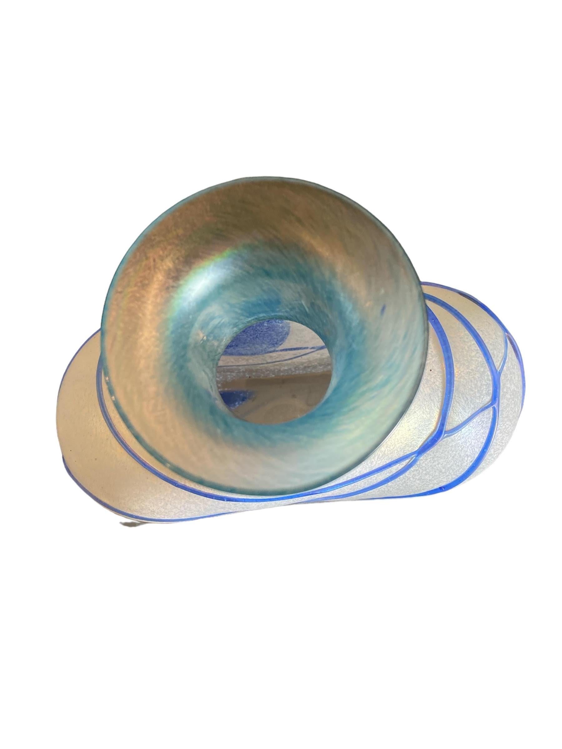 Vase à décanter en verre d'art bleu galaxie de Kosta Boda des années 1950 en vente 1