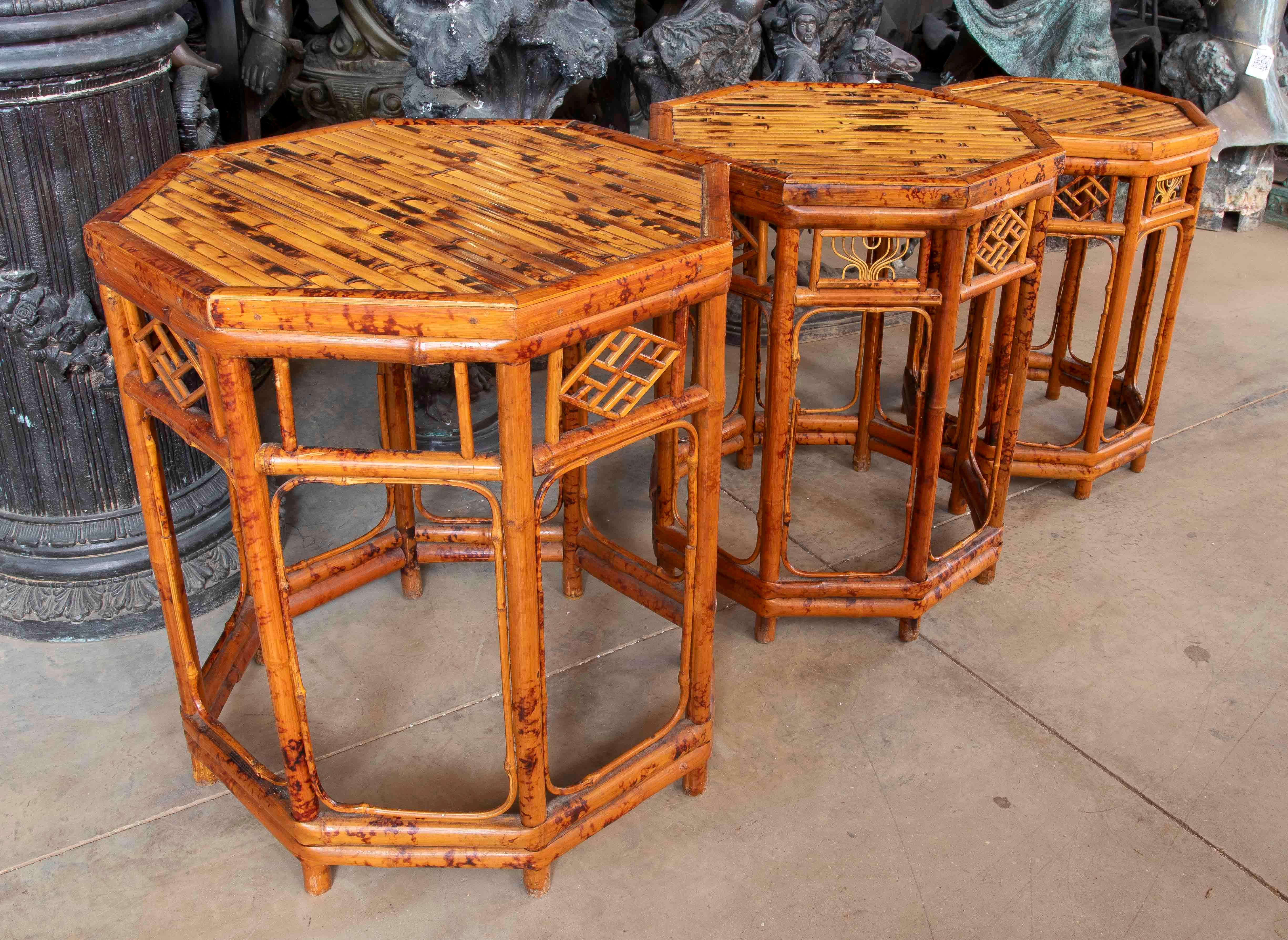 Cinese Set di tavoli cinesi nidificanti in bambù laccato degli anni '50 - stile Chippendale in vendita