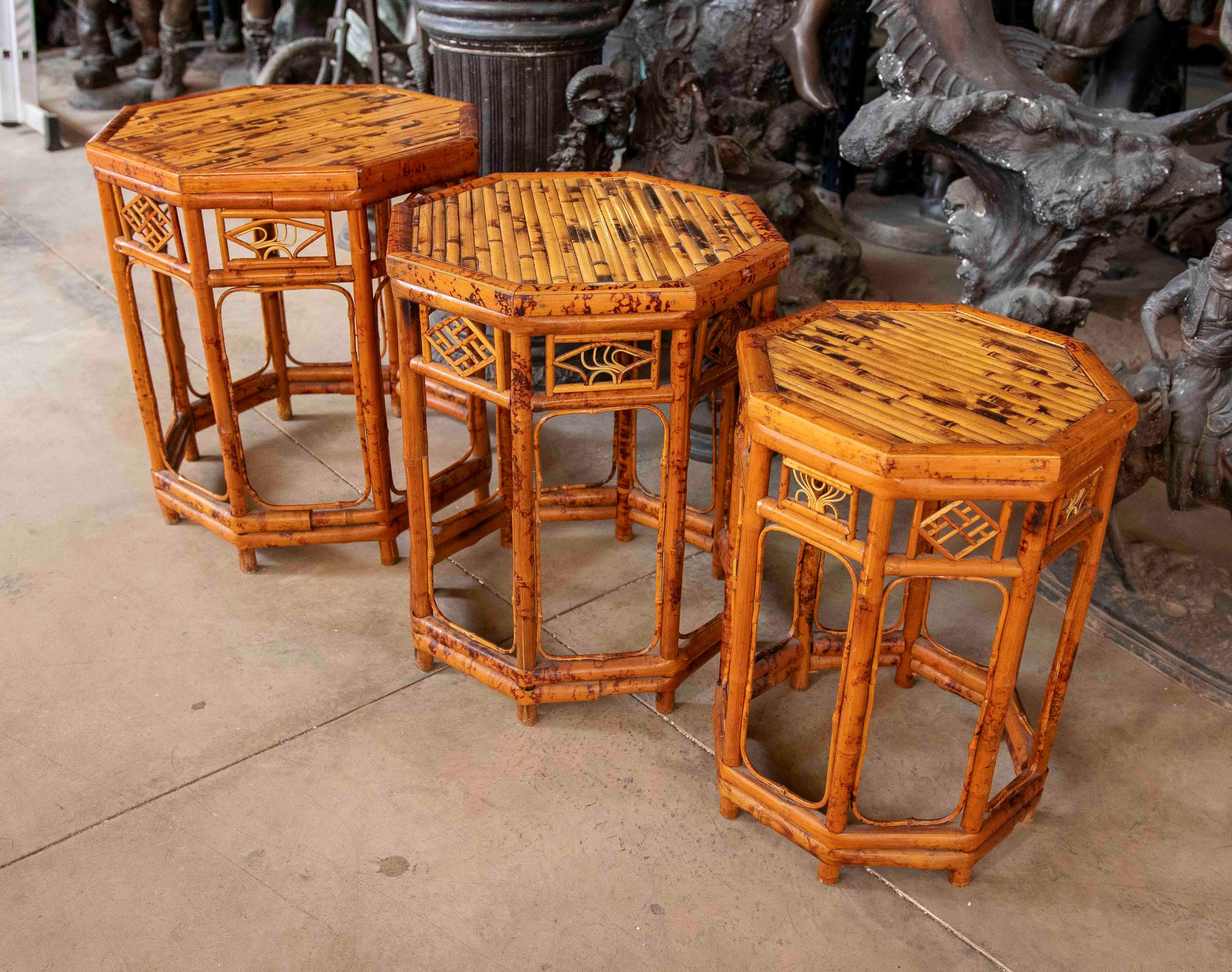Set di tavoli cinesi nidificanti in bambù laccato degli anni '50 - stile Chippendale In condizioni buone in vendita a Marbella, ES