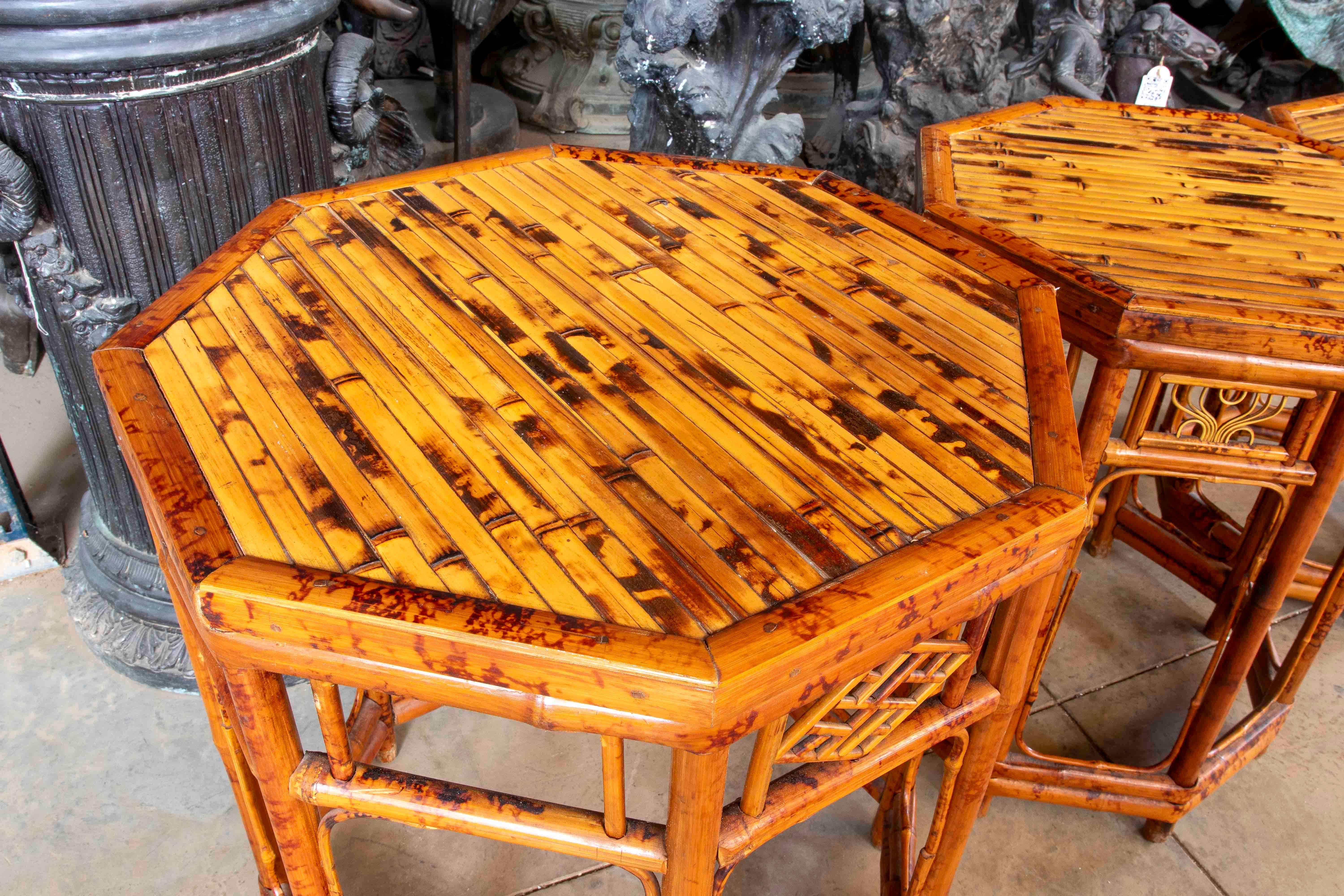 Bambù Set di tavoli cinesi nidificanti in bambù laccato degli anni '50 - stile Chippendale in vendita