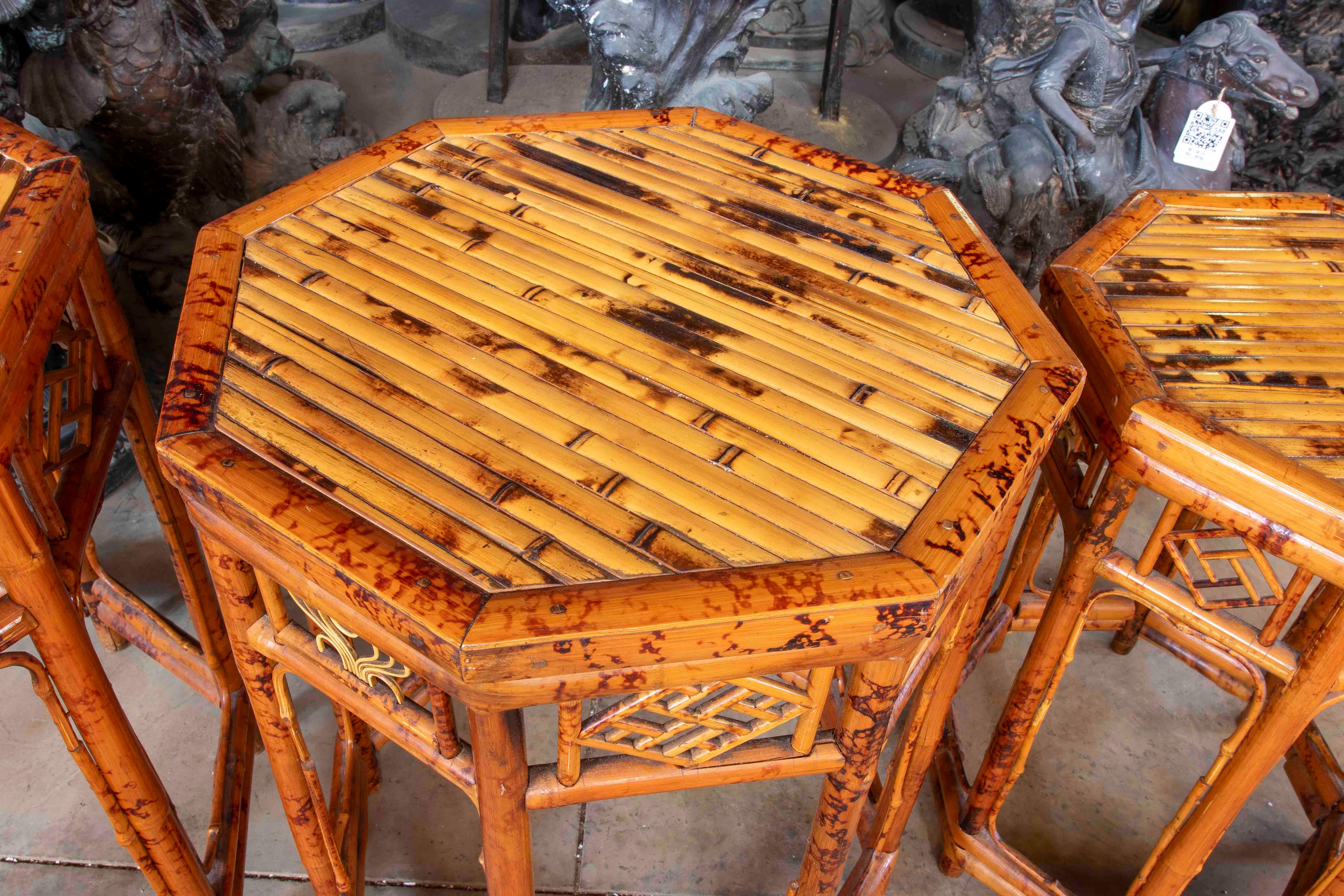 Set di tavoli cinesi nidificanti in bambù laccato degli anni '50 - stile Chippendale in vendita 1