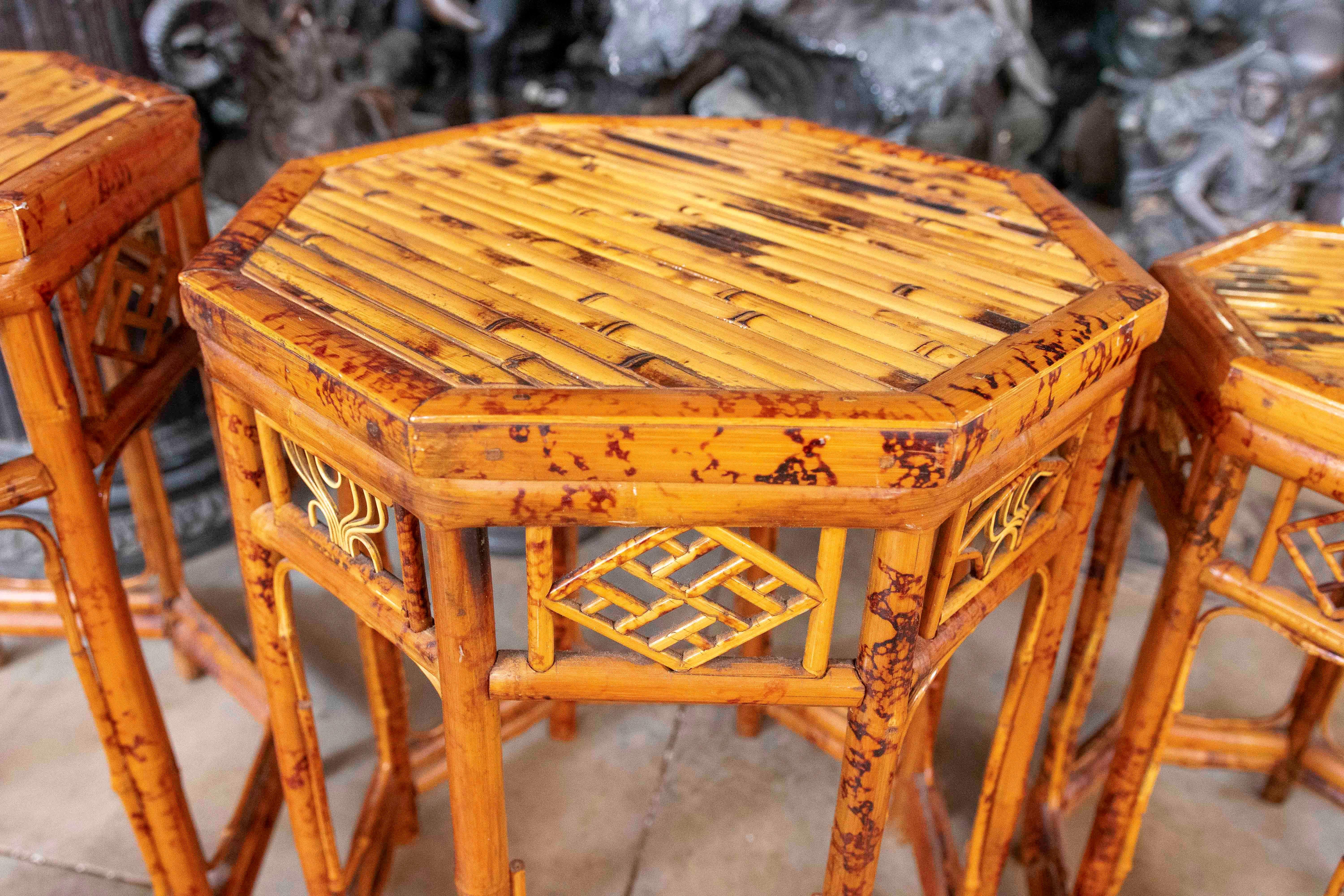 Set di tavoli cinesi nidificanti in bambù laccato degli anni '50 - stile Chippendale in vendita 3