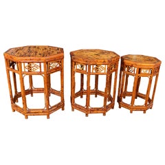 Set di tavoli cinesi nidificanti in bambù laccato degli anni '50 - stile Chippendale