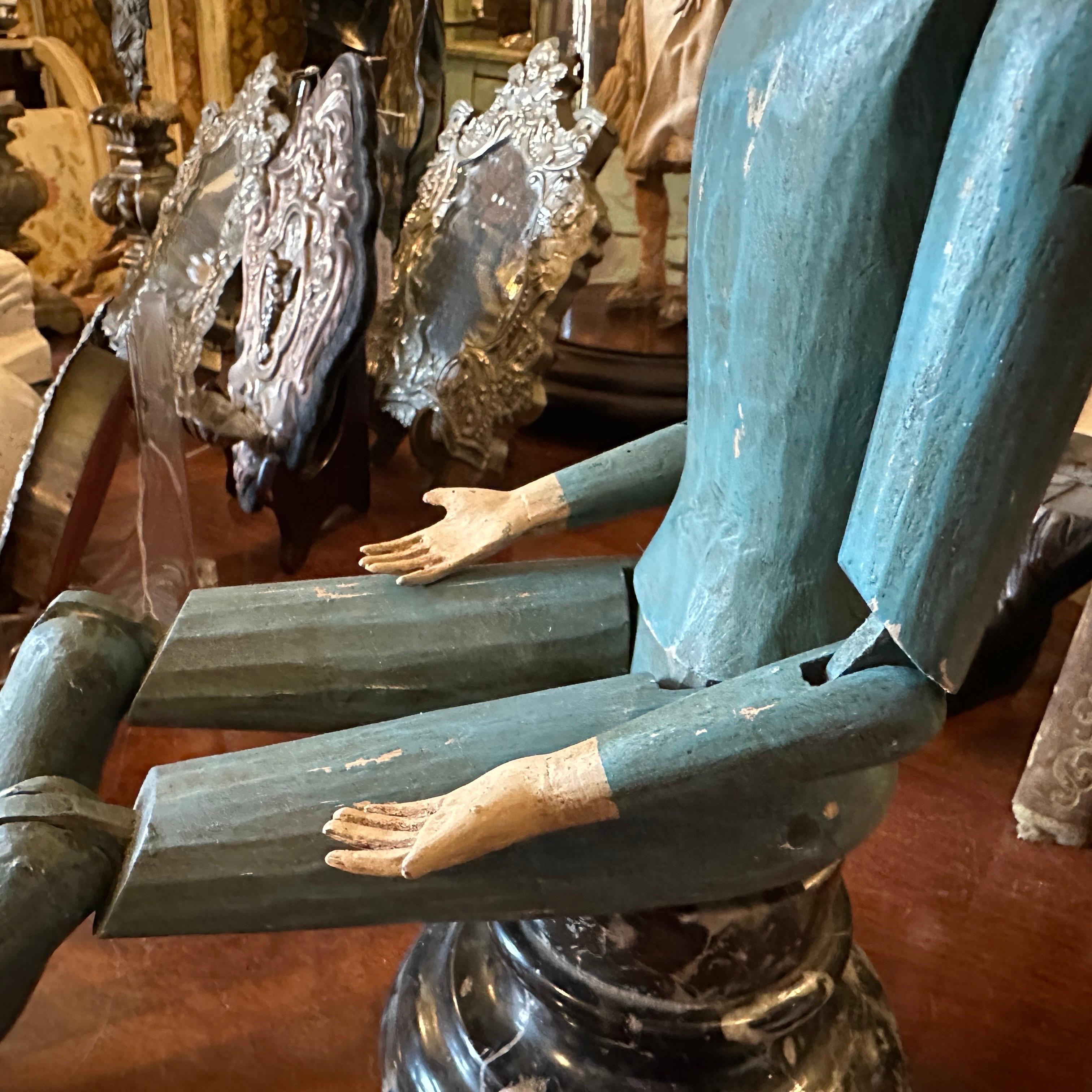 Diese bezaubernde Schaufensterpuppe aus den 1950er Jahren ist eine perfekte Mischung aus Funktionalität und Volkskunst, die sie zu einem einzigartigen und auffälligen Dekorationsstück macht. Die Schaufensterpuppe ist aus Holz handgeschnitzt und