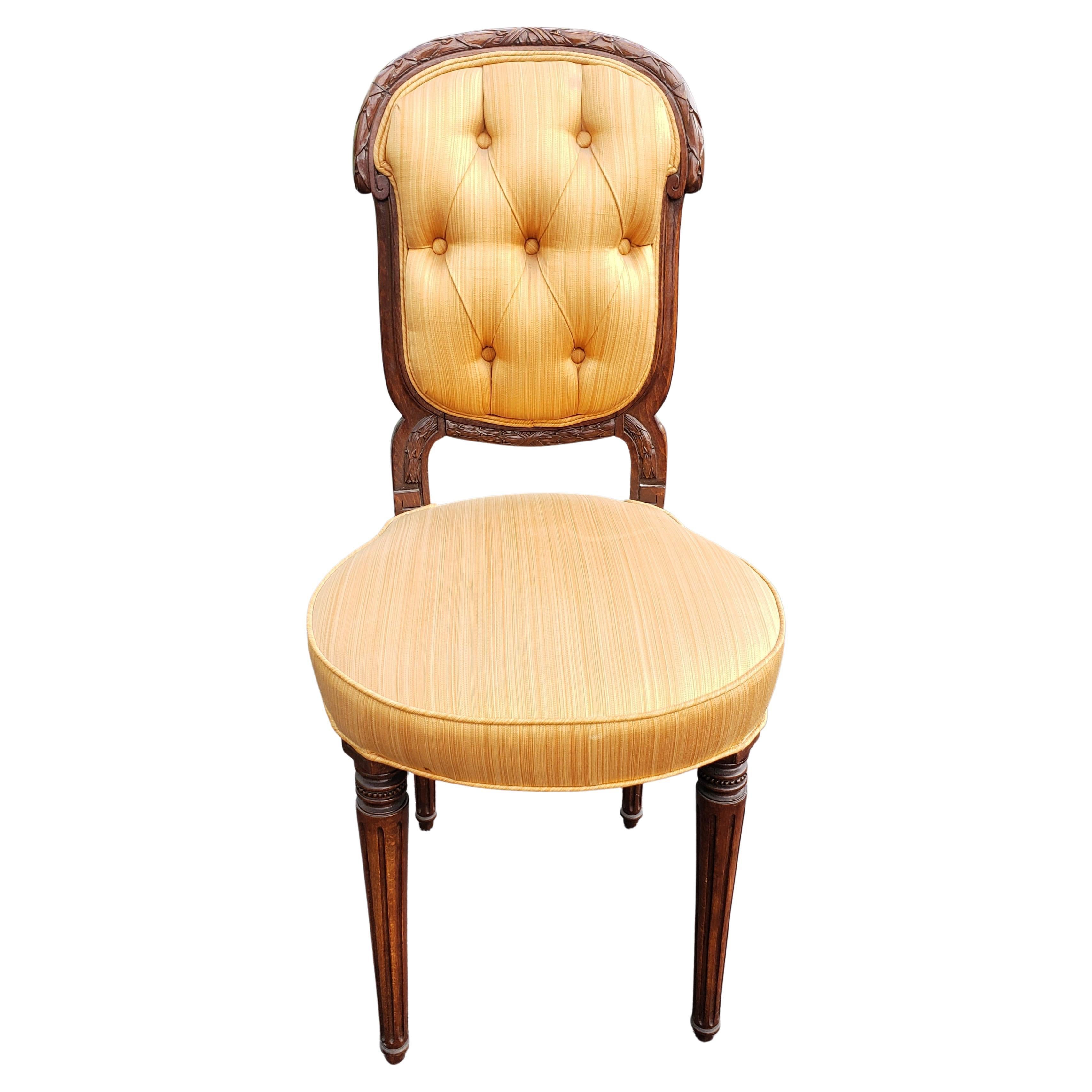 Petite chaise de bureau en acajou sculpté et soie tapissée des années 1950 pour dames en vente 3
