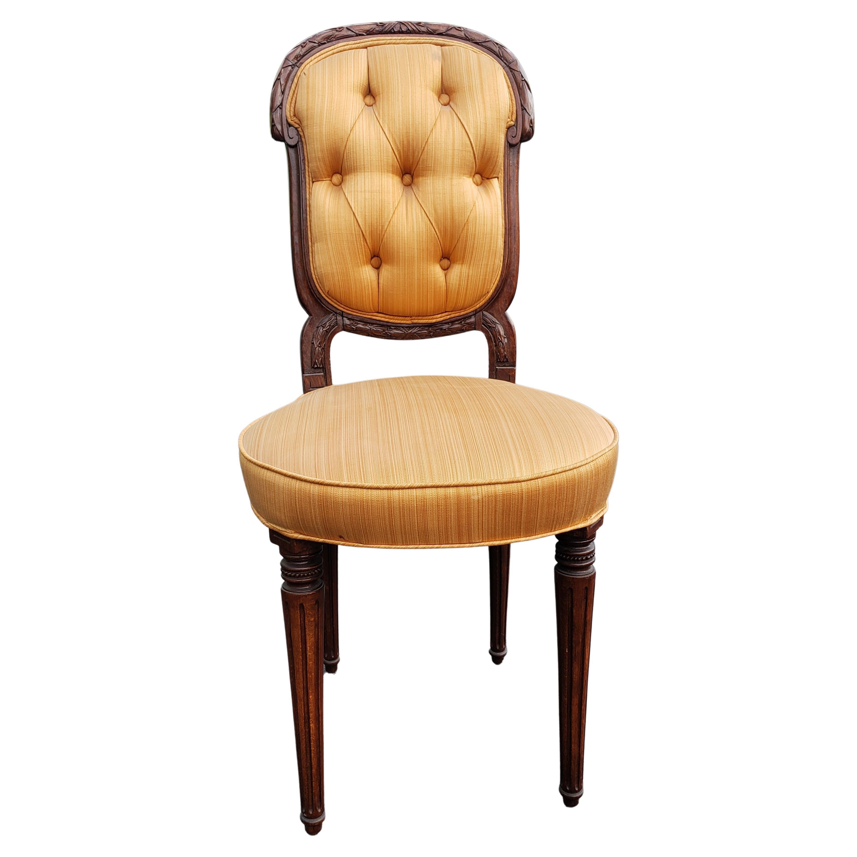 Une exquise petite chaise de bureau des années 1950 en acajou sculpté et tapissée de soie en très bon état. Siège confortable en bon état. Magnifique dossier sculpté de feuilles d'acanthe et pieds cannelés.
Mesure 16,5 pouces de largeur, 16,5