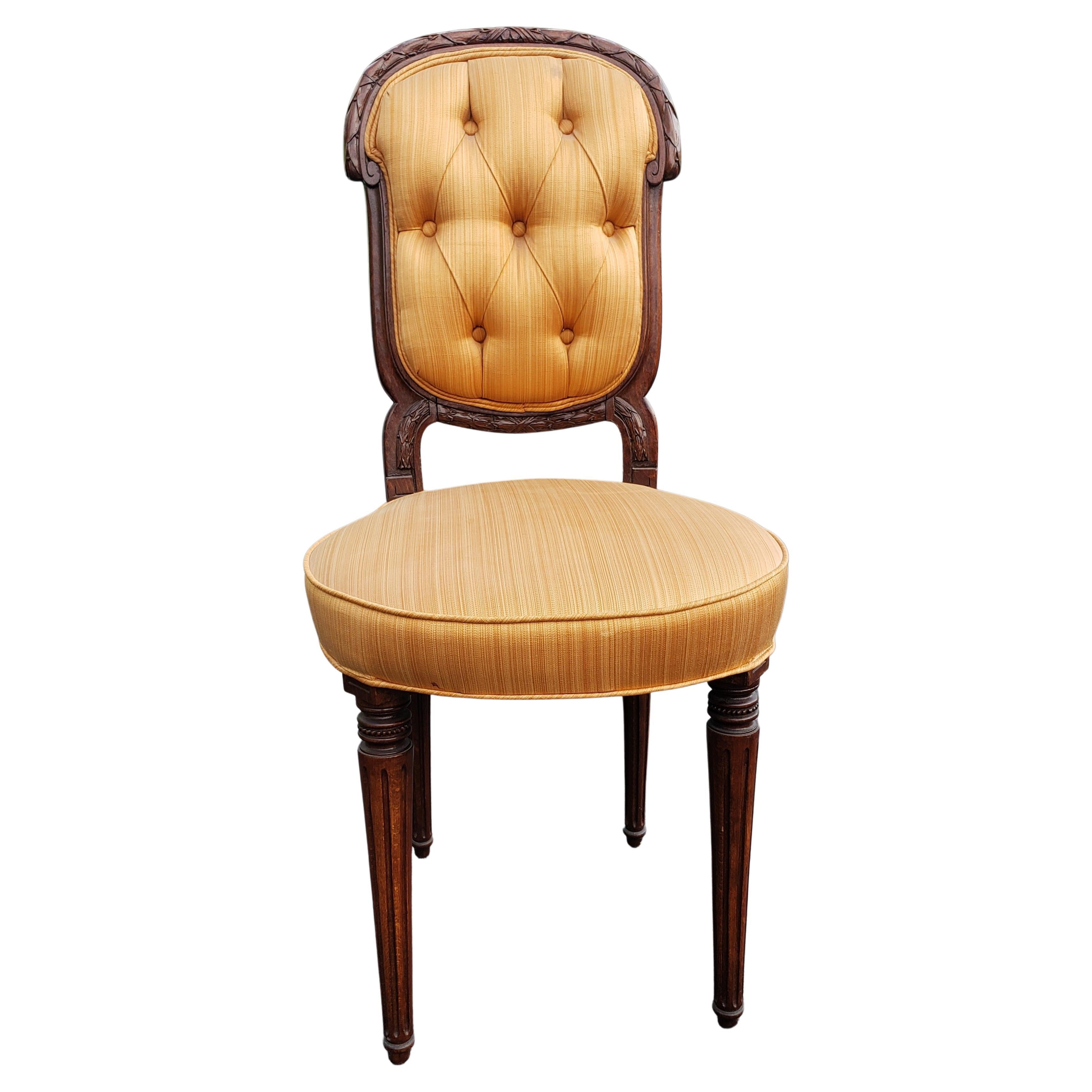 1950er Jahre Damen Petite geschnitzt Mahagoni und Seide getuftet gepolstert Bureau Stuhl (Spätviktorianisch) im Angebot