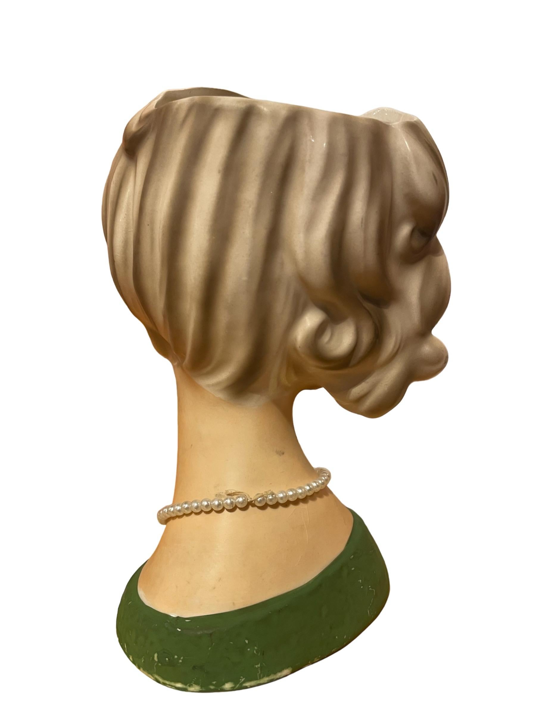 1950er Jahre Damenkopf-Vase mit baumelnden Perlen-Ohrringen   im Zustand „Gut“ im Angebot in Greenport, NY