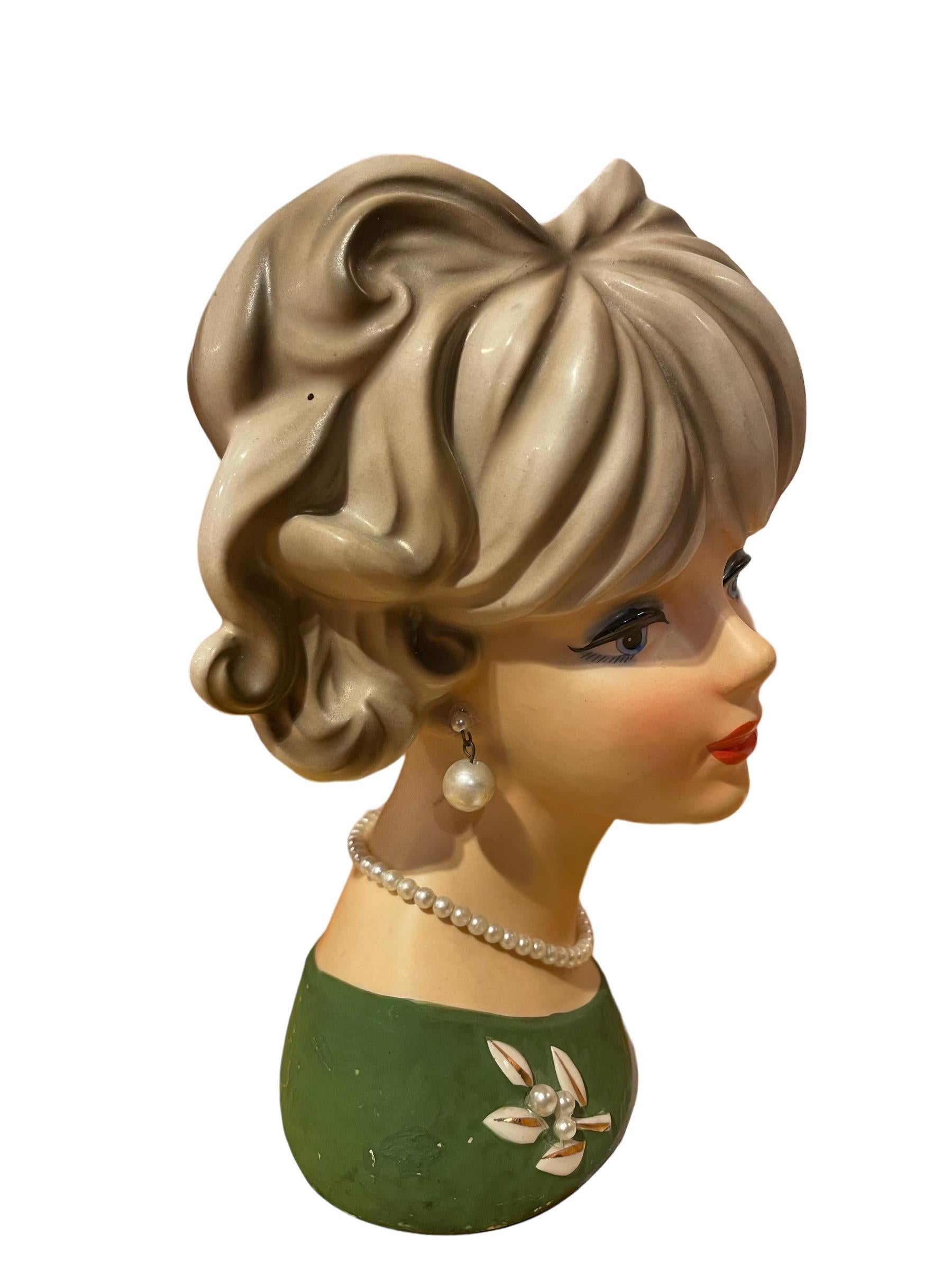 1950er Jahre Damenkopf-Vase mit baumelnden Perlen-Ohrringen   für Damen oder Herren im Angebot