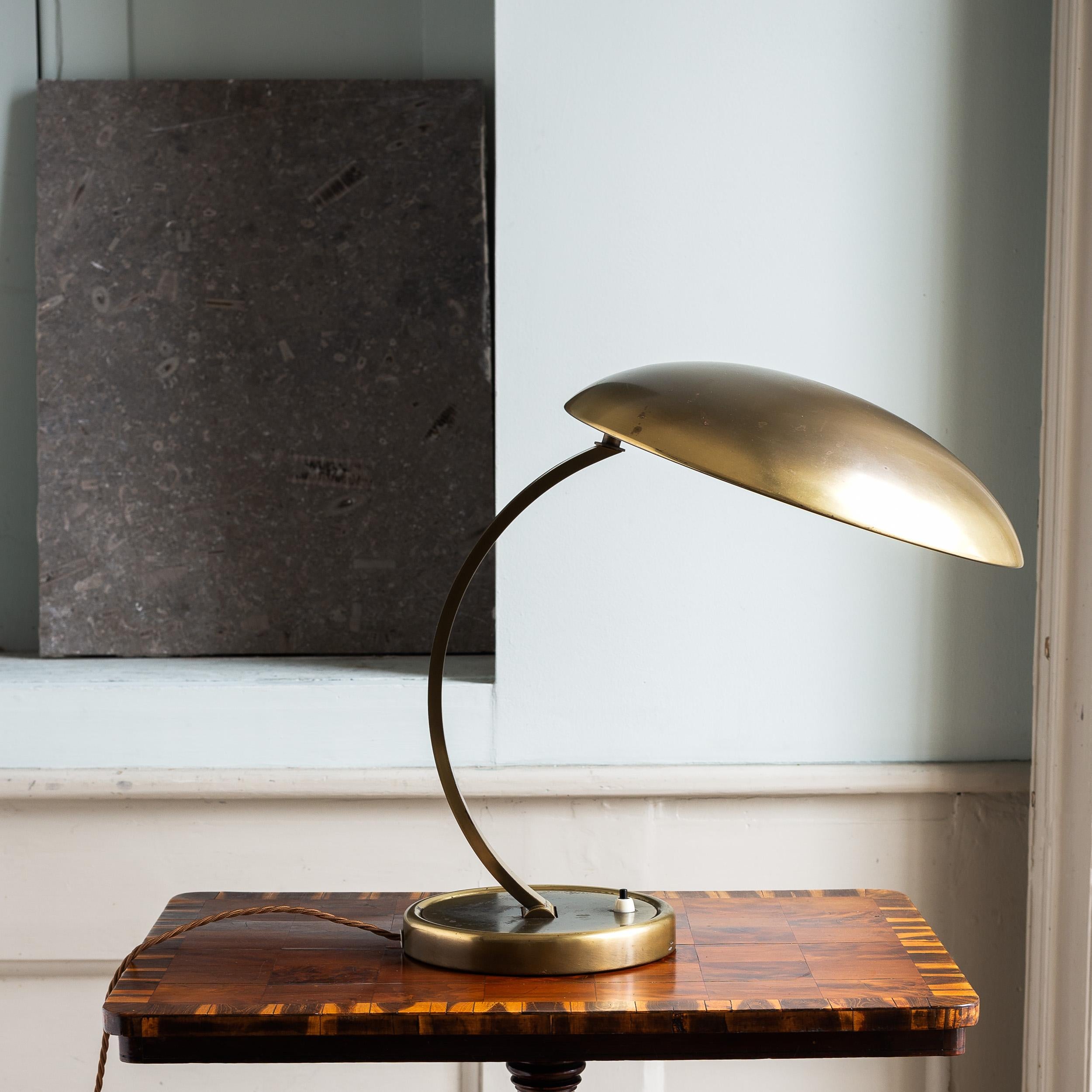 Eine Messing-Tischlampe aus den 1950er Jahren von Christian Dell für Kaiser Idell, Modell 6751, deutsch.

Nach britischem Standard neu verkabelt und getestet, sofort einsatzbereit.