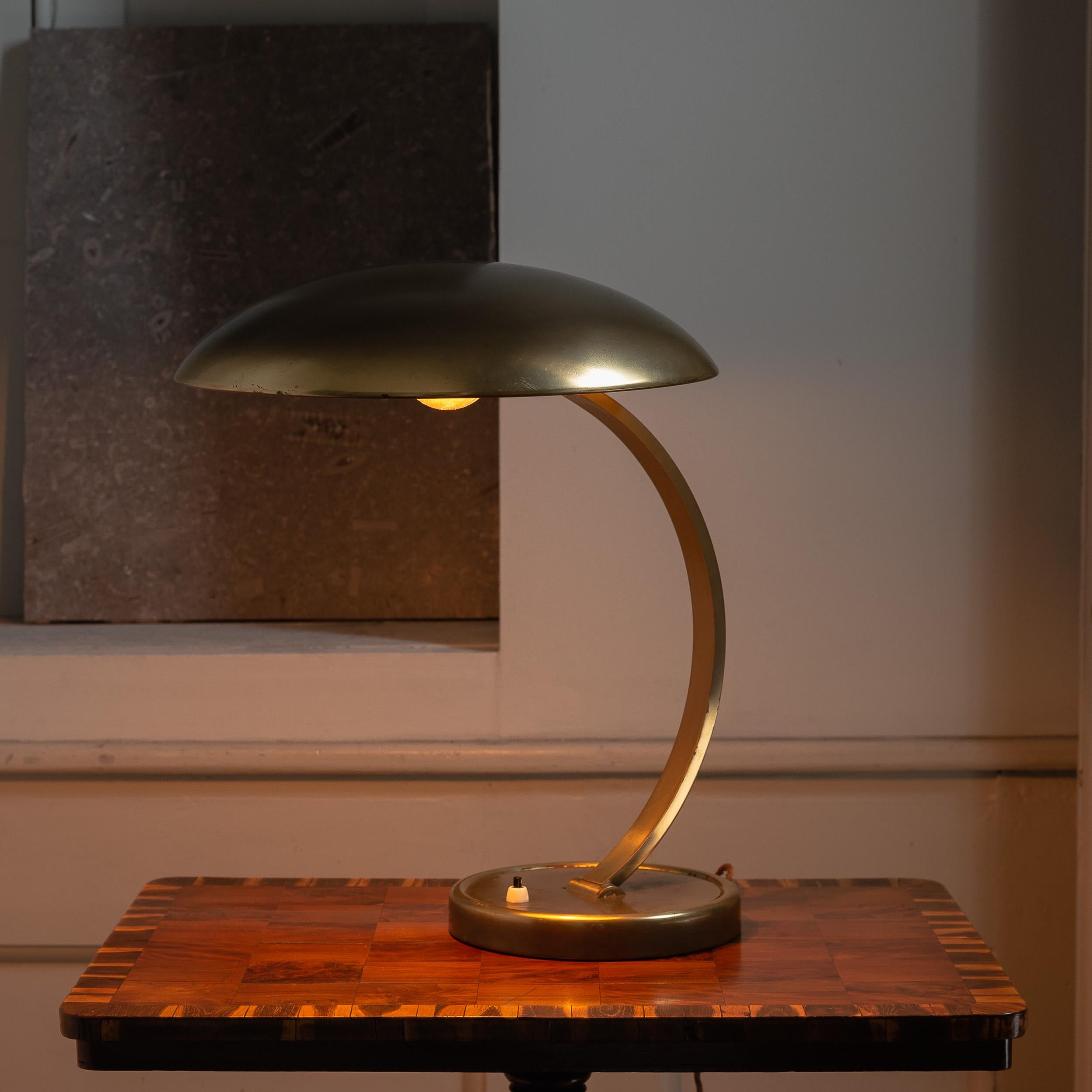 1950er Jahre Lampe von Christian Dell für Kaiser Idell, Modell 6751 im Zustand „Gut“ in London, GB
