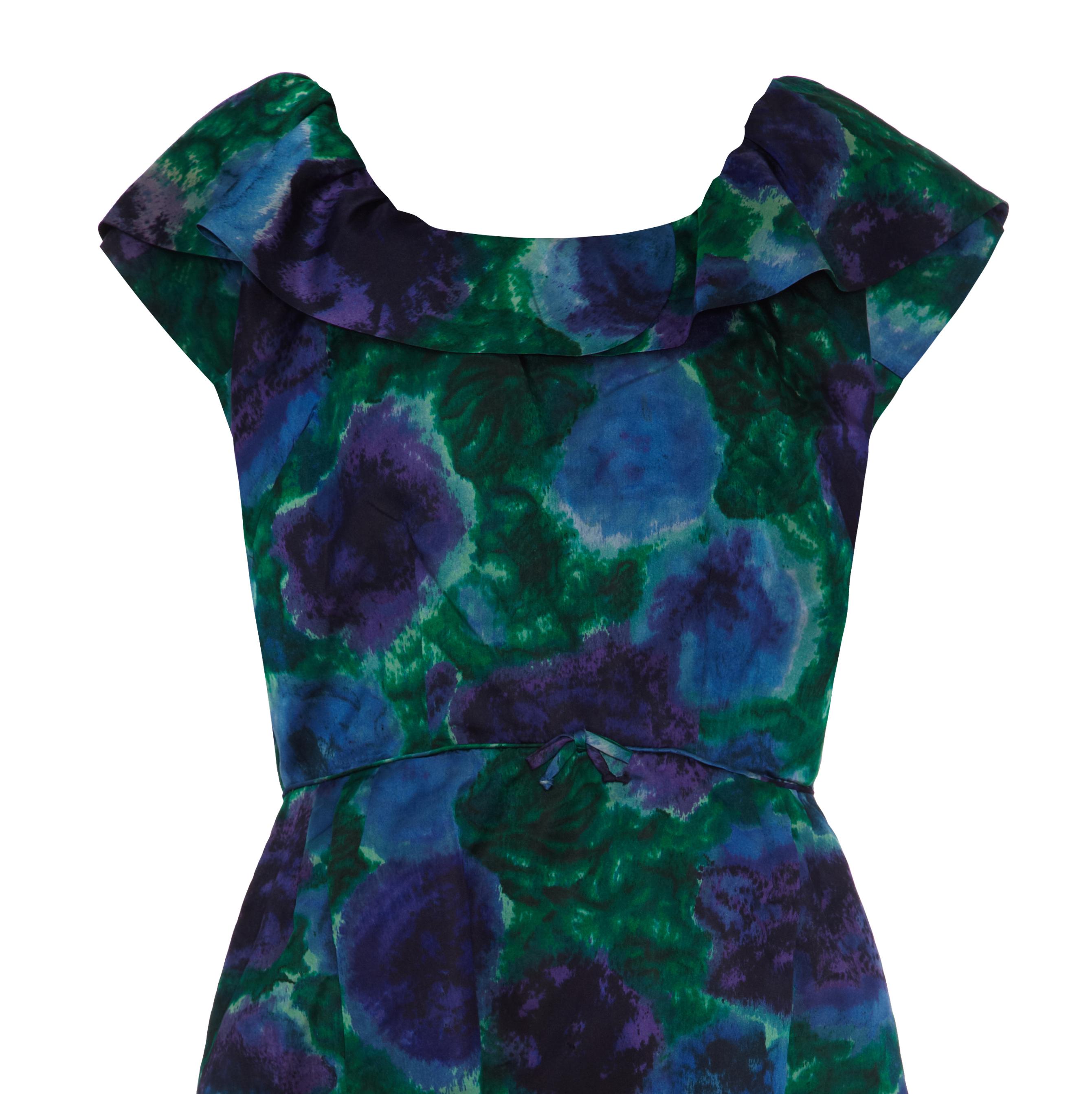 Noir Lane Bryant - Robe en soie à fleurs bleues et vertes des années 1950 en vente