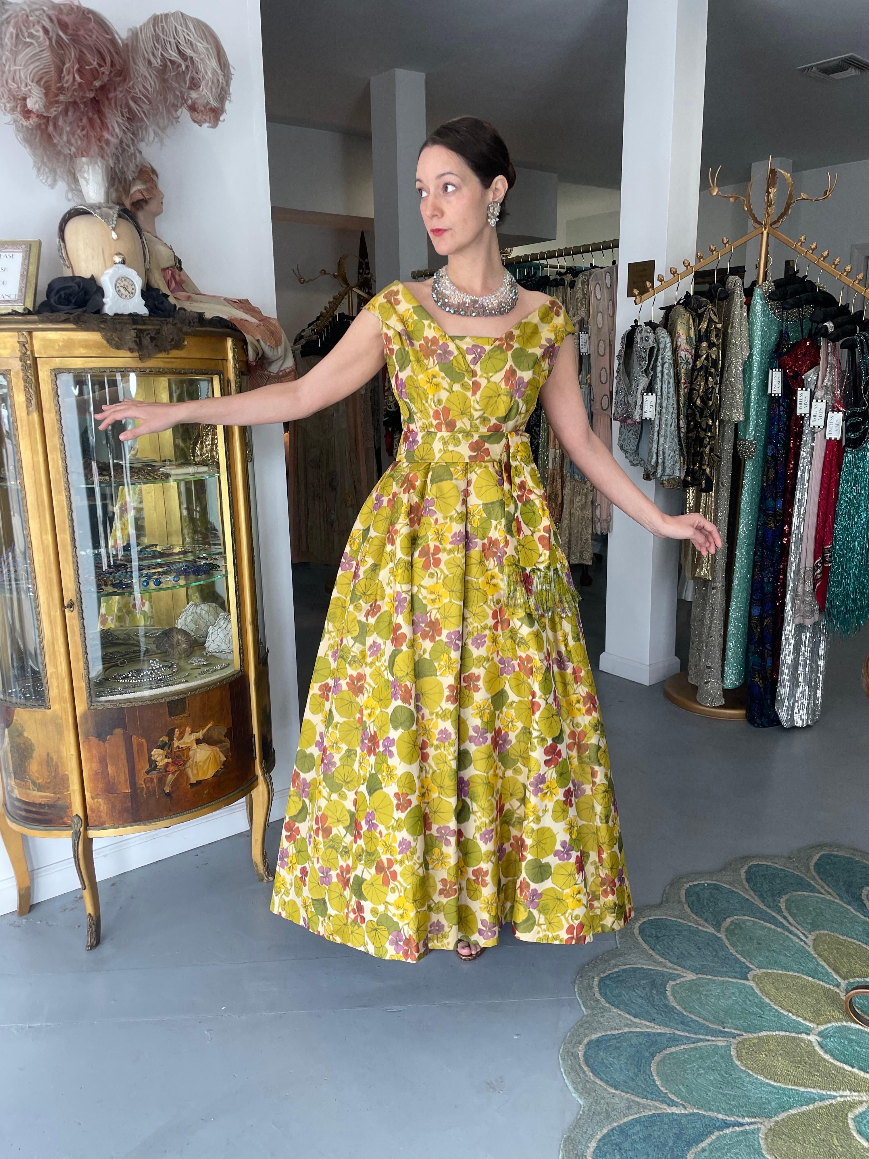 Une robe de haute couture Jeanne Lanvin Castillo exceptionnellement rare et très convoitée, datant du début des années 1950 et ornée de fleurs en aquarelle. Selon deux experts de la mode, ce Label avec le rouge 