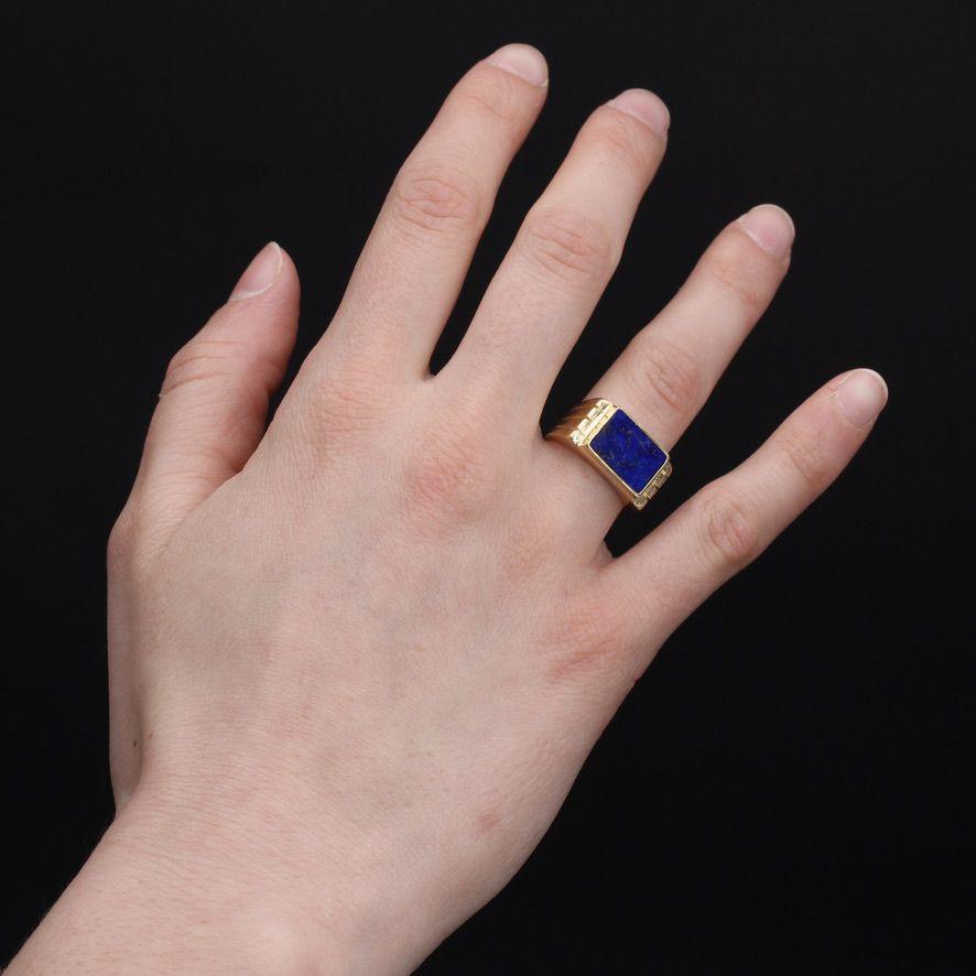 Ring in 18 karat yellow gold, eagle head hallmark.
A lovely signet ring, it is set with a rectangular lapis lazuli on top. The start of the setting is chiselled on both sides of 4 lines.
Height : 9.1 mm, width : 17.9 mm, thickness : 4.4 mm, width at