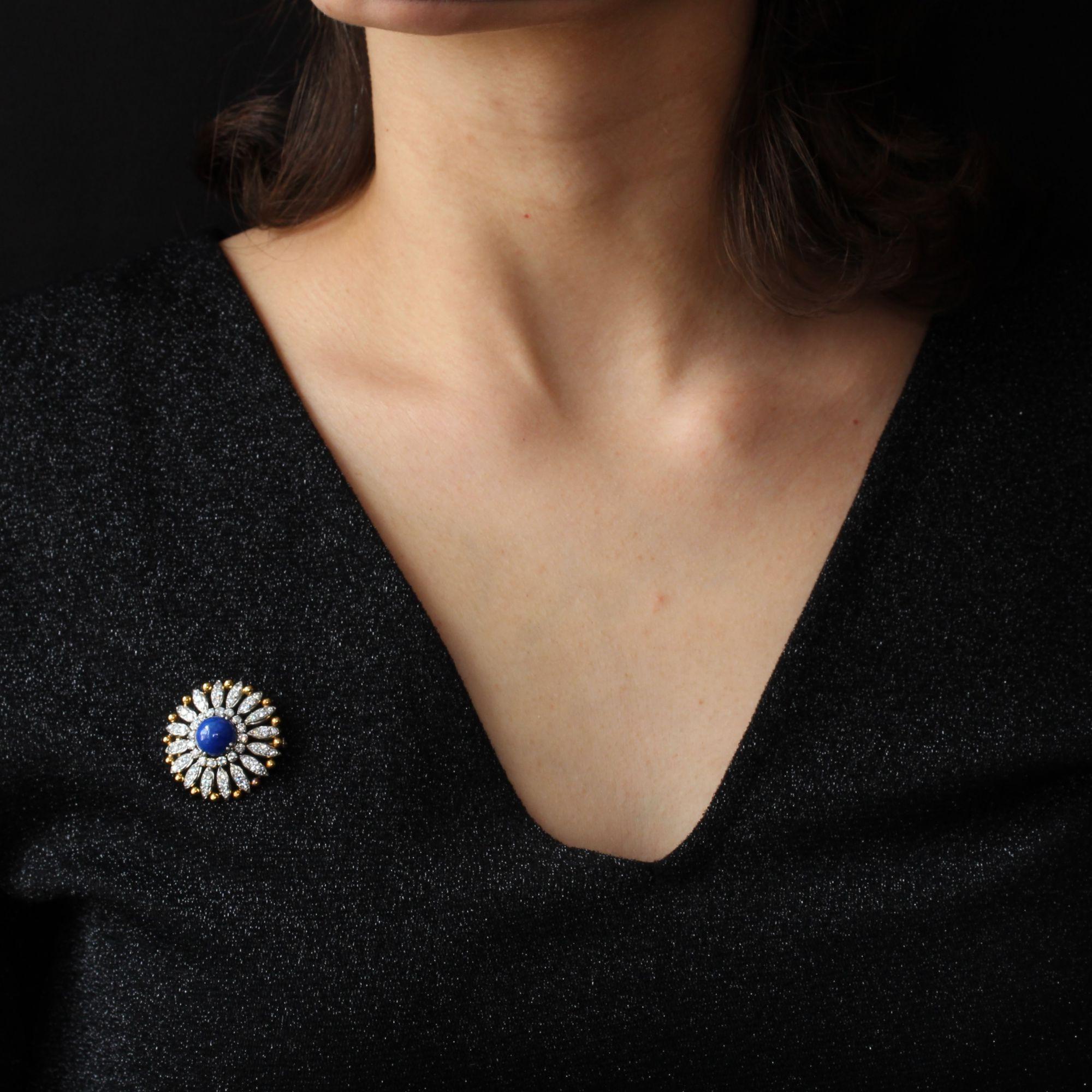  Brooch in 18 karat yellow gold, owl hallmark and platinum, grotesque hallmark.
Round, in the shape of a flower, the heart of this antique brooch is decorated with a lapis lazuli cabochon surrounded by a row of brilliant-cut diamonds. The petals, in