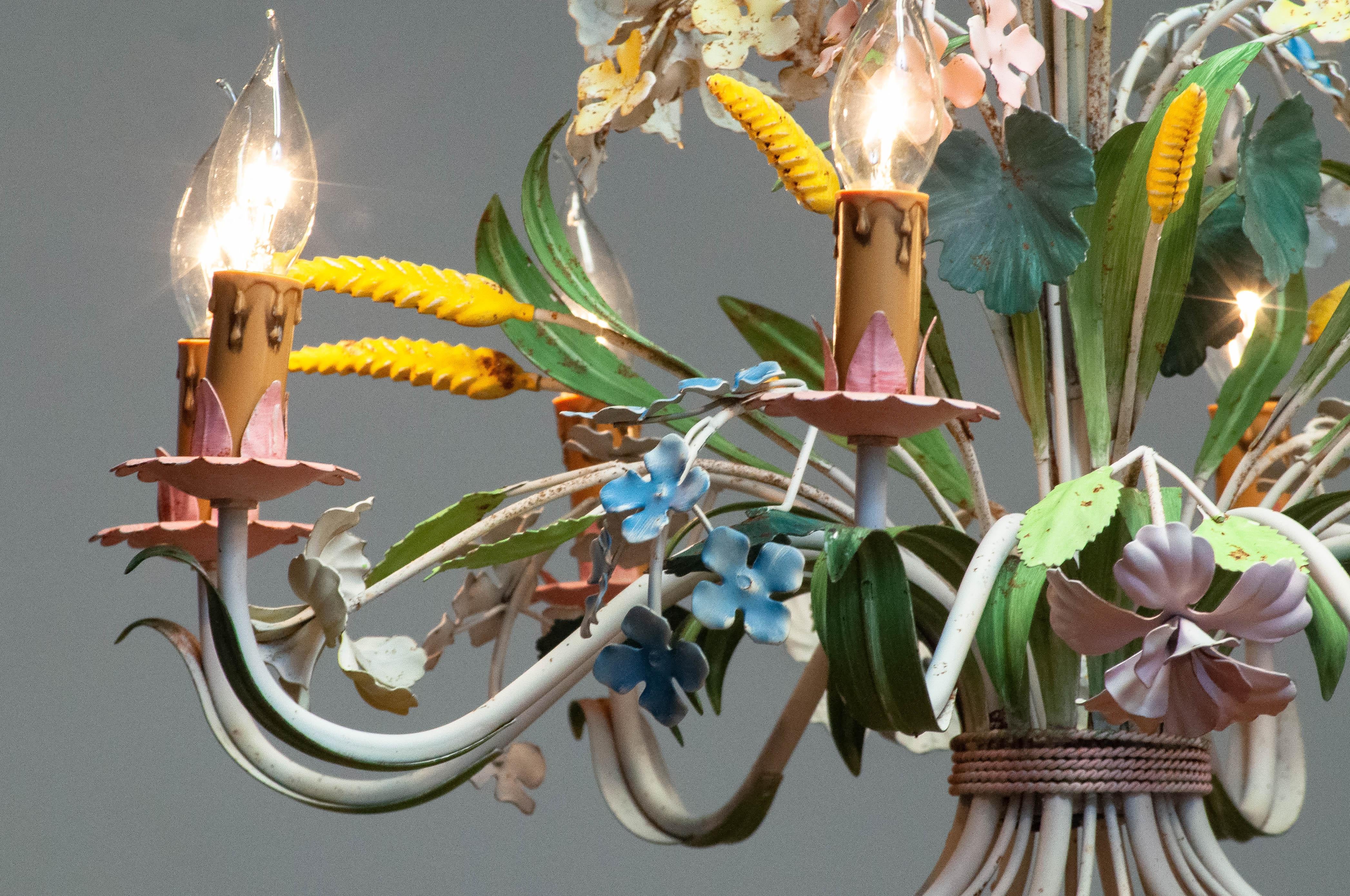 1950s Large Boho Chic Italian Tole Painted Metal Chandelier With Floral Decor In Good Condition In Silvolde, Gelderland
