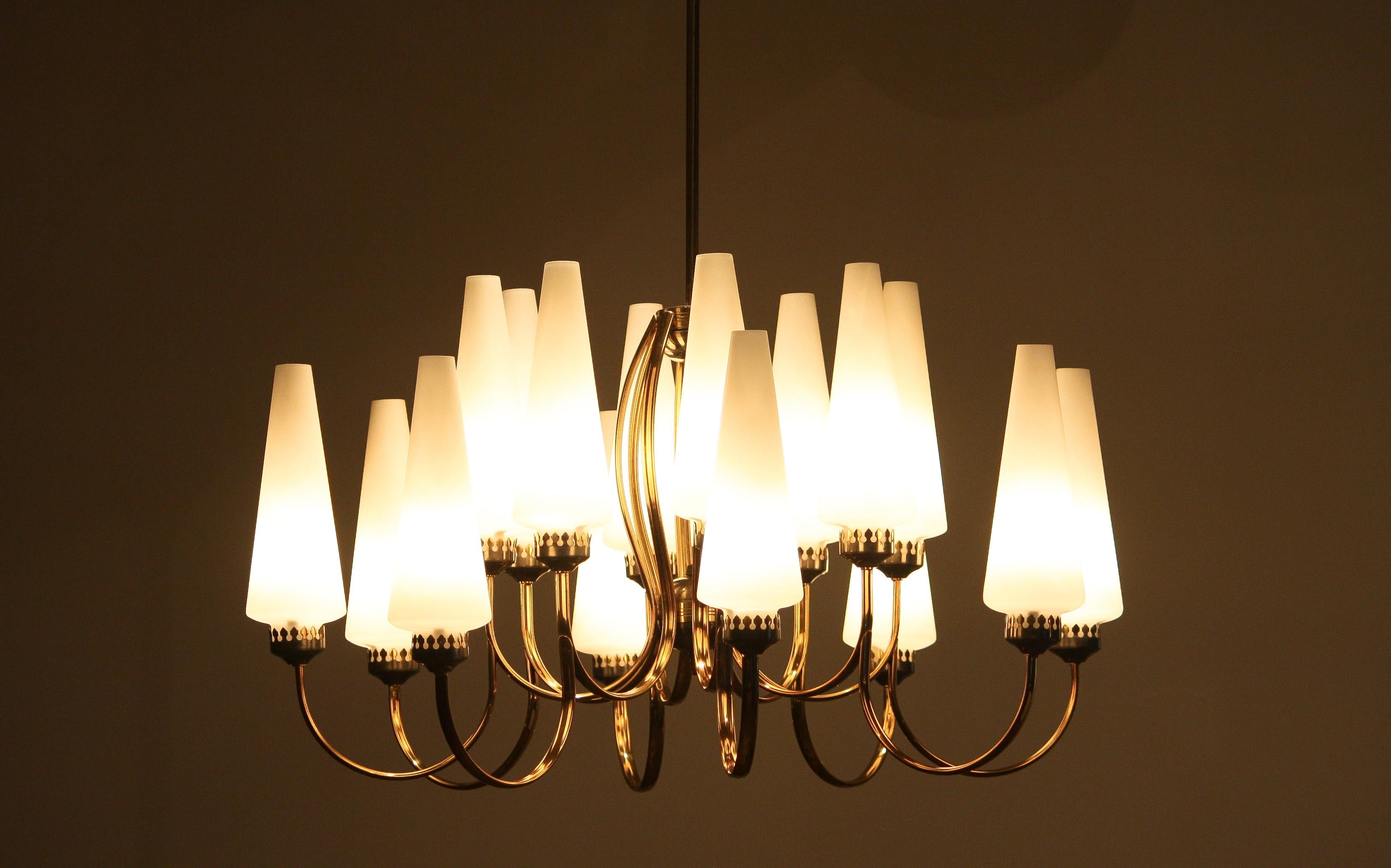 1950s, Large Brass Chandelier by Stilnovo with Large White Murano Vases, Italy In Good Condition In Silvolde, Gelderland